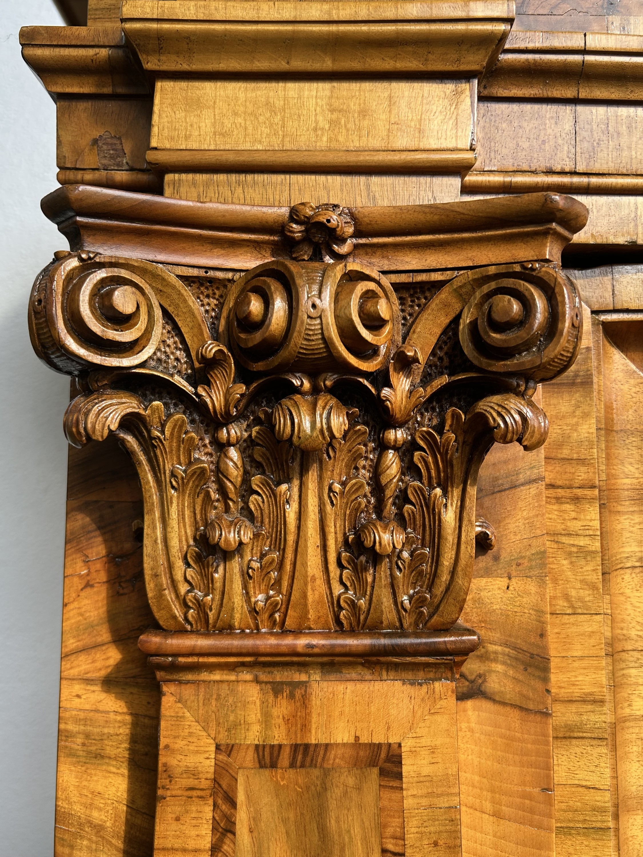 Detail f: Sächsisches Schlossmöbel, zweitüriger Leipziger Barockschrank bzw. Pilasterschrank, Sachsen, um 1760, Nußbaum furniert, Maserholzdetails, orig. ...
