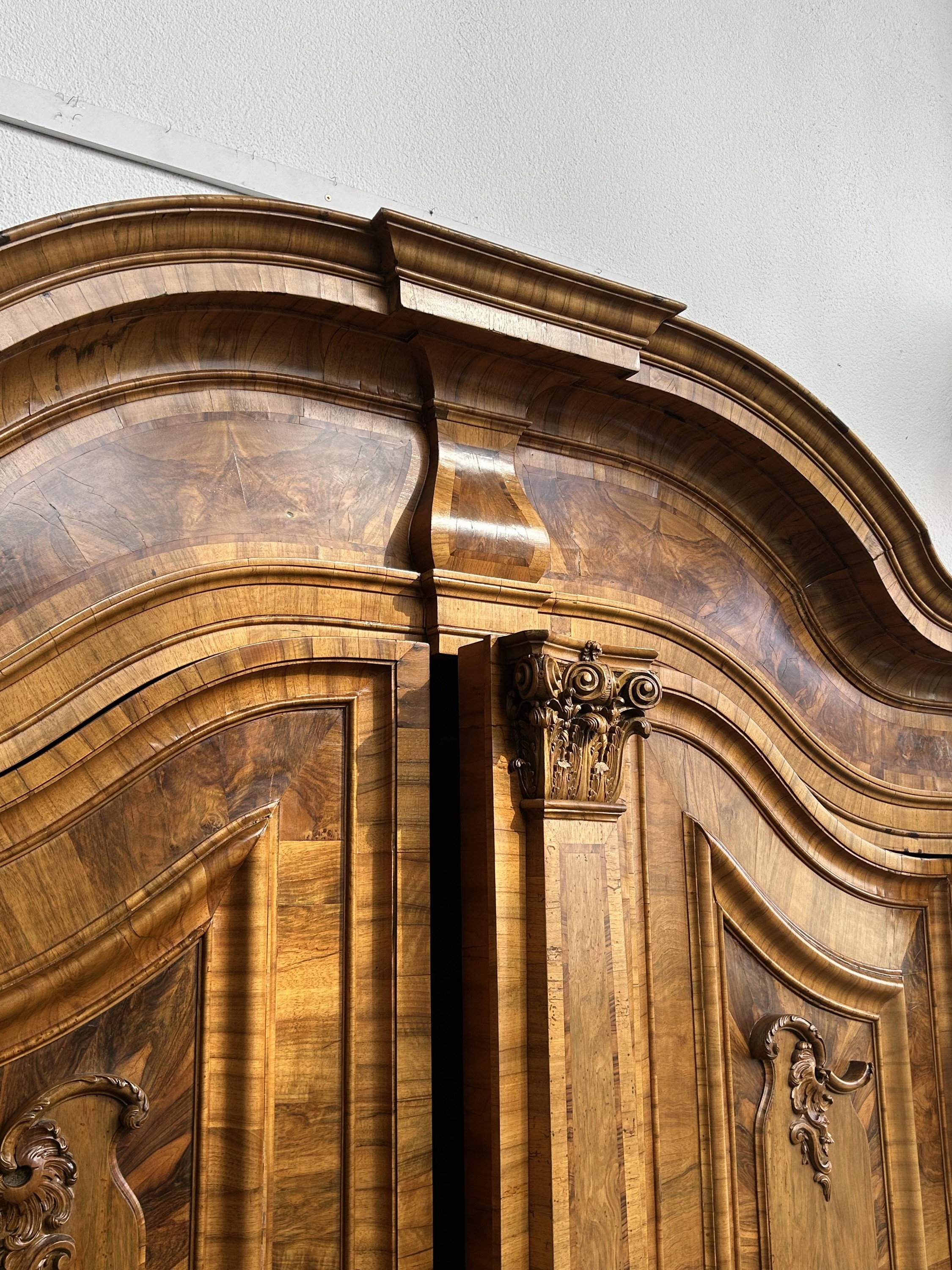 Detail g: Sächsisches Schlossmöbel, zweitüriger Leipziger Barockschrank bzw. Pilasterschrank, Sachsen, um 1760, Nußbaum furniert, Maserholzdetails, orig. ...