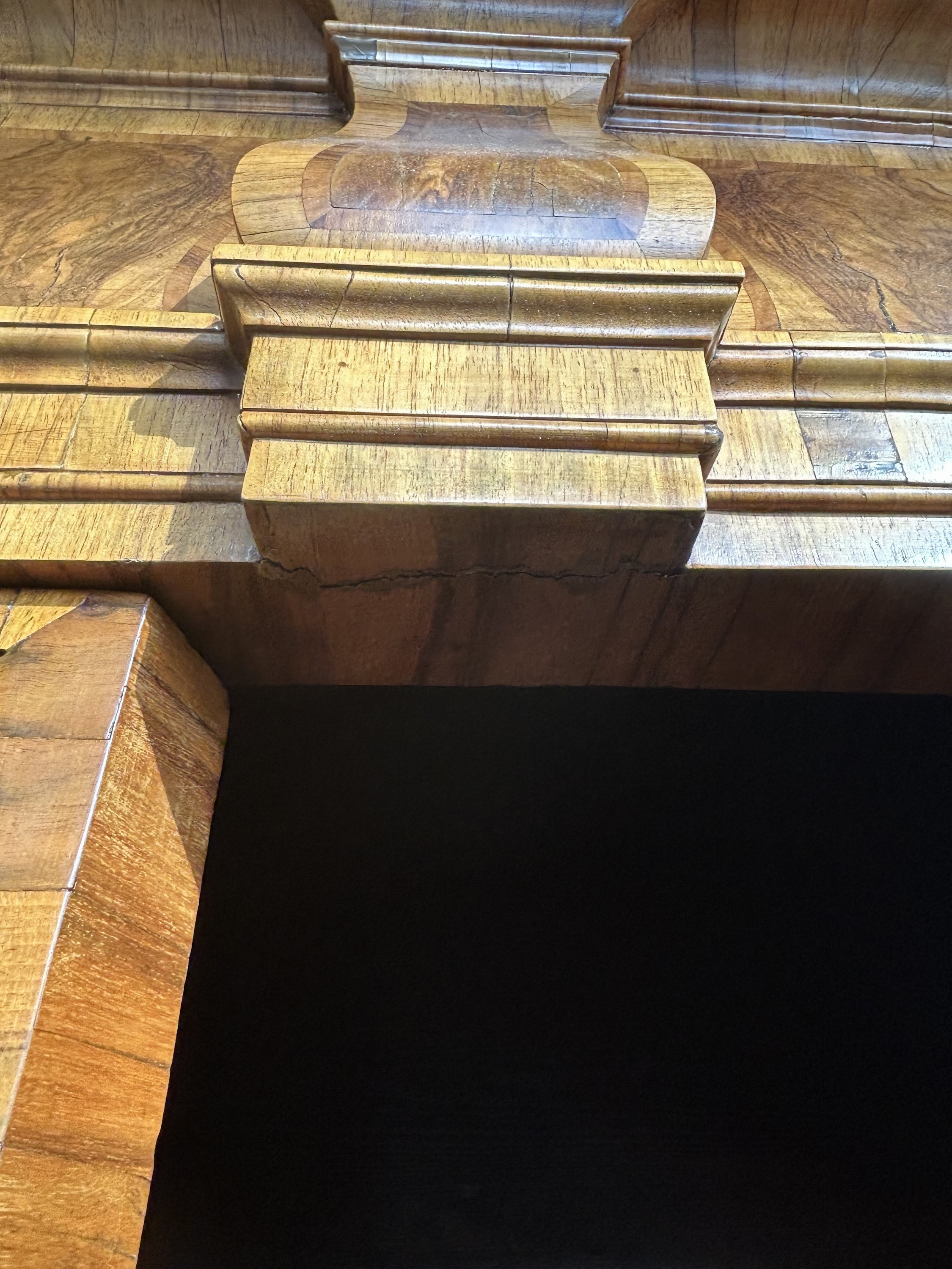 Detail j: Sächsisches Schlossmöbel, zweitüriger Leipziger Barockschrank bzw. Pilasterschrank, Sachsen, um 1760, Nußbaum furniert, Maserholzdetails, orig. ...