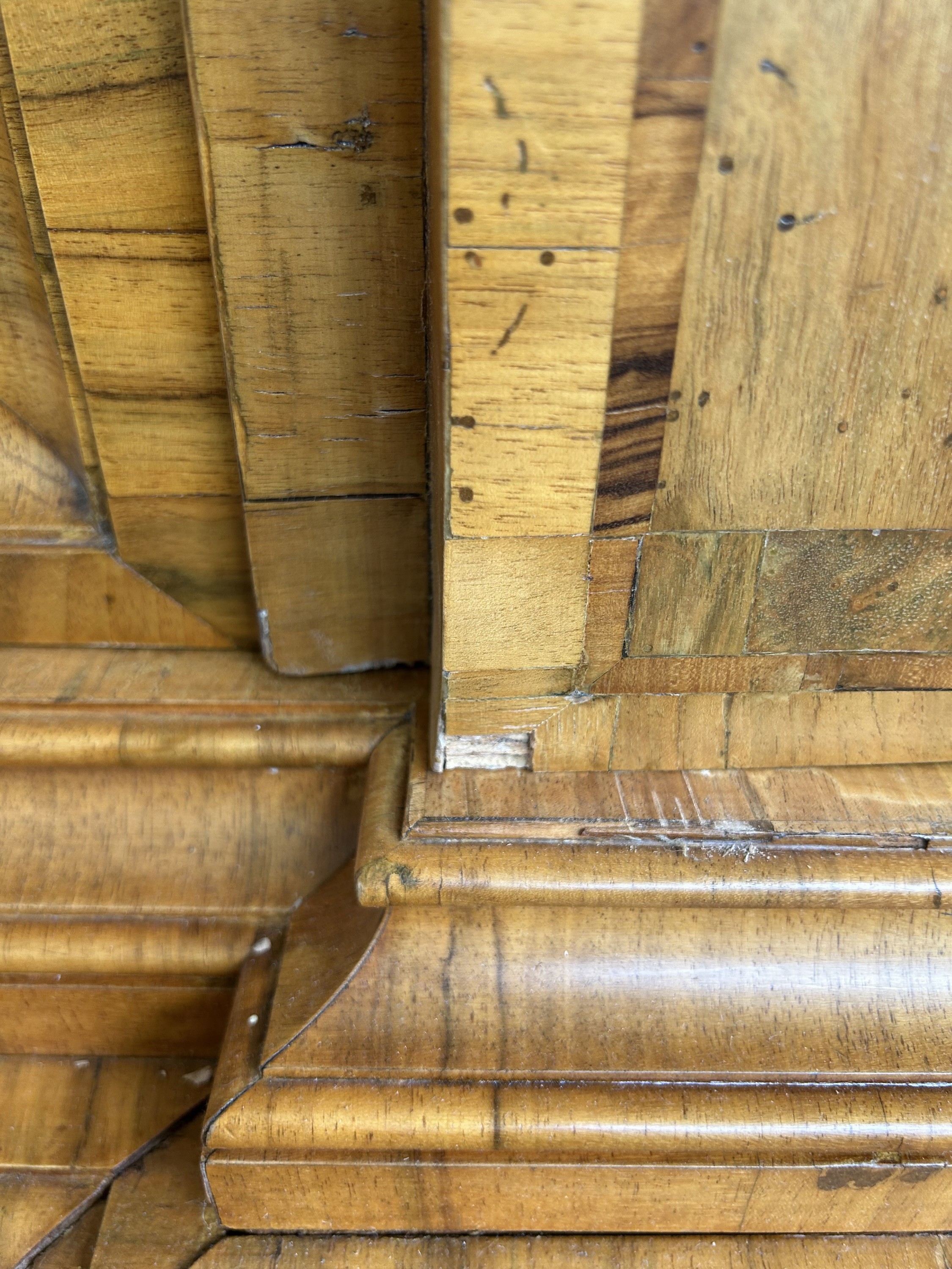 Detail l: Sächsisches Schlossmöbel, zweitüriger Leipziger Barockschrank bzw. Pilasterschrank, Sachsen, um 1760, Nußbaum furniert, Maserholzdetails, orig. ...
