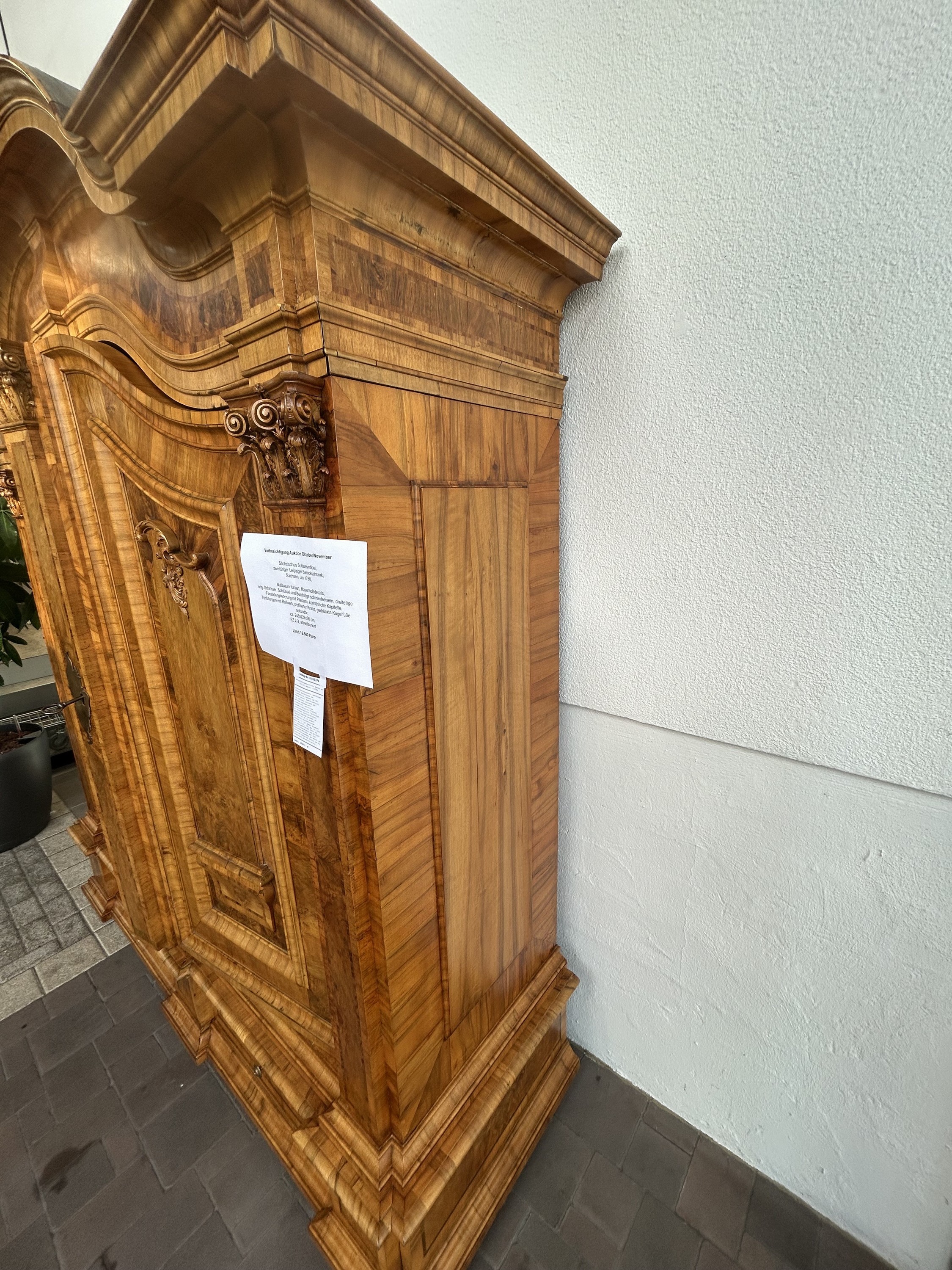 Detail m: Sächsisches Schlossmöbel, zweitüriger Leipziger Barockschrank bzw. Pilasterschrank, Sachsen, um 1760, Nußbaum furniert, Maserholzdetails, orig. ...