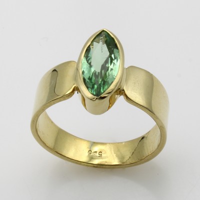 27001545a - Ring mit Turmalin, GG 585/000, navettef., grüner Turmalin ca. 2 ct, RW ca. 60 ...
