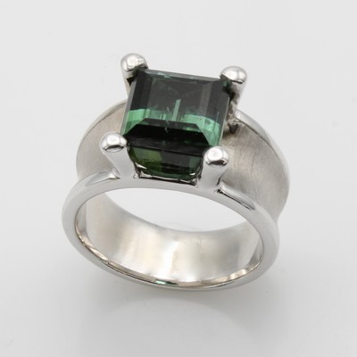27001550b - Ring mit Turmalin, WG 585/000, konkave Schiene z.T. matt., grüner Turmalin in ...