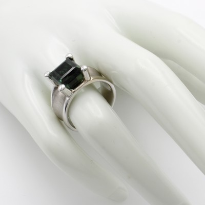 27001550c - Ring mit Turmalin, WG 585/000, konkave Schiene z.T. matt., grüner Turmalin in ...