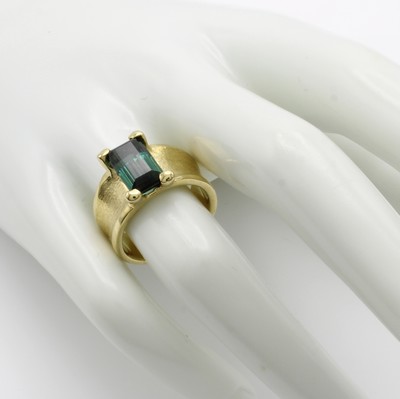 27001554b - Ring mit Turmalin, GG 585/000, konkave Schiene z.T. matt., rechteckiger, grüner ...