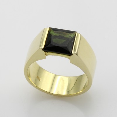 27001560a - Ring mit Turmalin, GG 585/000, grünes Turmalincarrée ca. 2.5 ct, glattes Design, RW ...