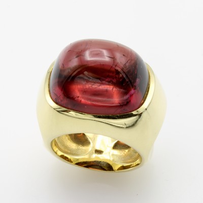 27001797a - Ring mit Turmalincabochon, GG 750/000, roter Turmalin ca. 22 ct, Schiene z.T. matt. u. ...