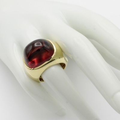 27001797b - Ring mit Turmalincabochon, GG 750/000, roter Turmalin ca. 22 ct, Schiene z.T. matt. u. ...