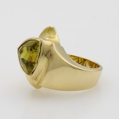 27001798a - Ring mit Turmalin, GG 750/000, z.T. matt., dreieckiger, grün-gelber Turmalin ca. 5.23 ...