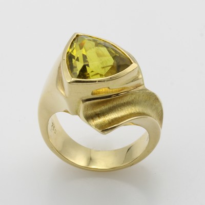 27001798b - Ring mit Turmalin, GG 750/000, z.T. matt., dreieckiger, grün-gelber Turmalin ca. 5.23 ...