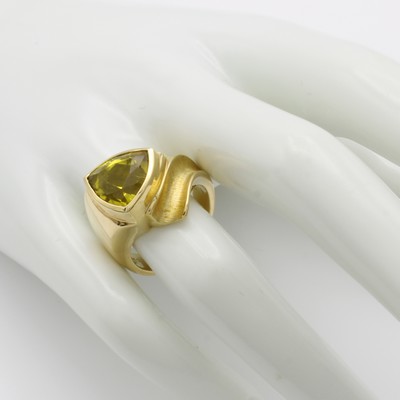 27001798c - Ring mit Turmalin, GG 750/000, z.T. matt., dreieckiger, grün-gelber Turmalin ca. 5.23 ...