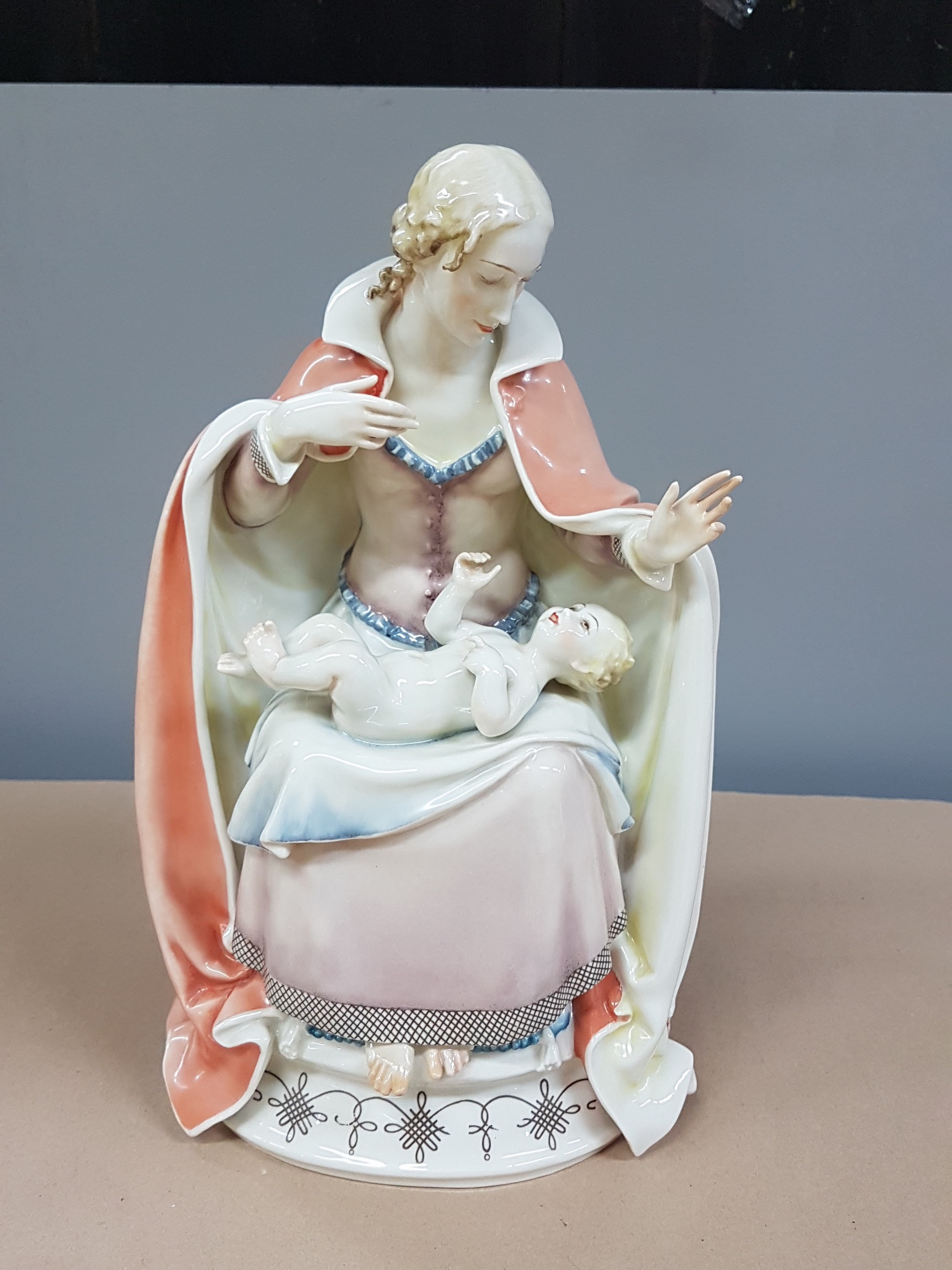 Detail a: Porzellanfigur, Hutschenreuther, Entwurf Prof. Nick, Madonna mit Jesuskind auf dem Schoß, Kunstabteilung, Mitte 20. Jh., bemalt, gut erhaltene ...