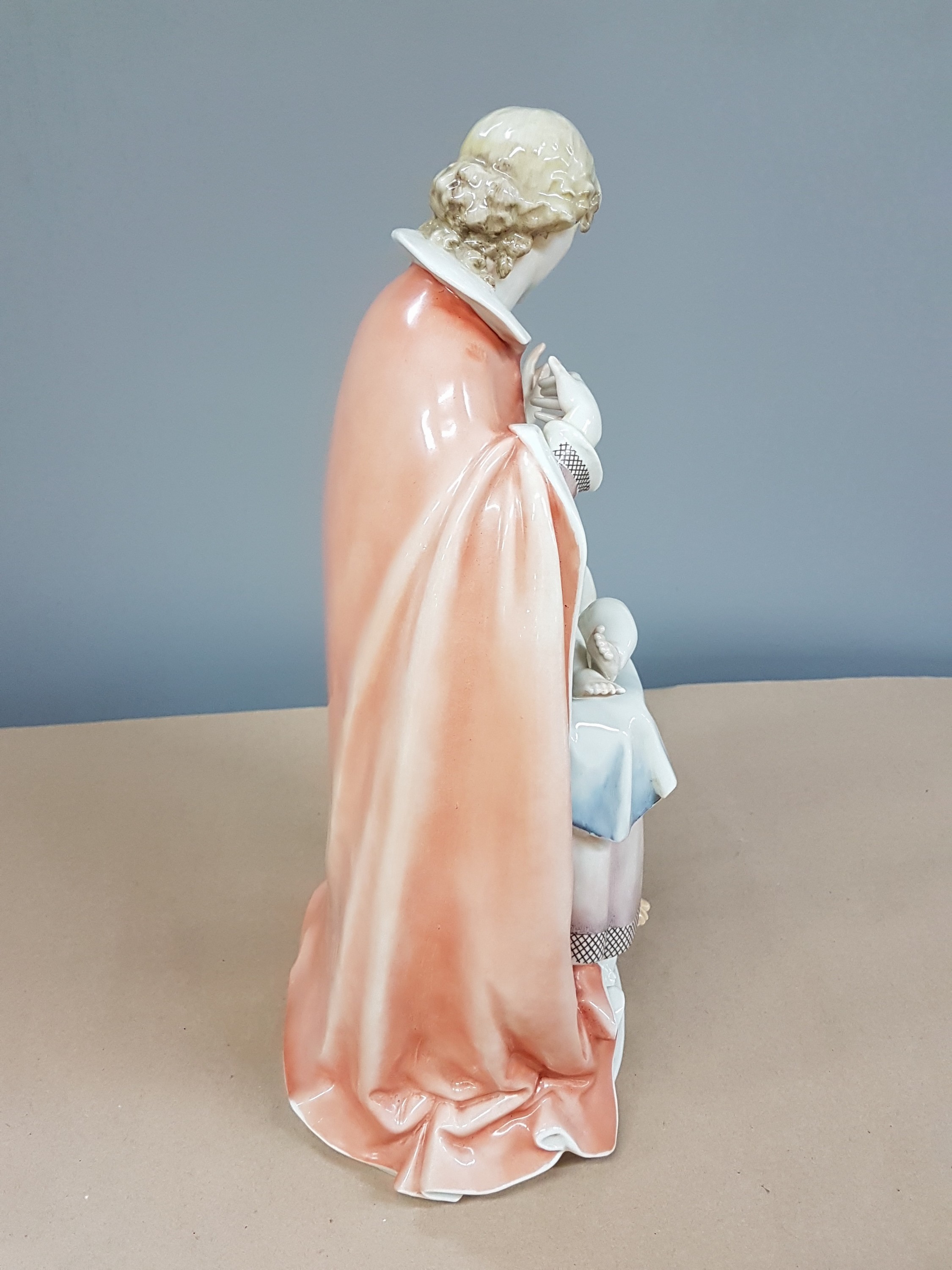 Detail b: Porzellanfigur, Hutschenreuther, Entwurf Prof. Nick, Madonna mit Jesuskind auf dem Schoß, Kunstabteilung, Mitte 20. Jh., bemalt, gut erhaltene ...