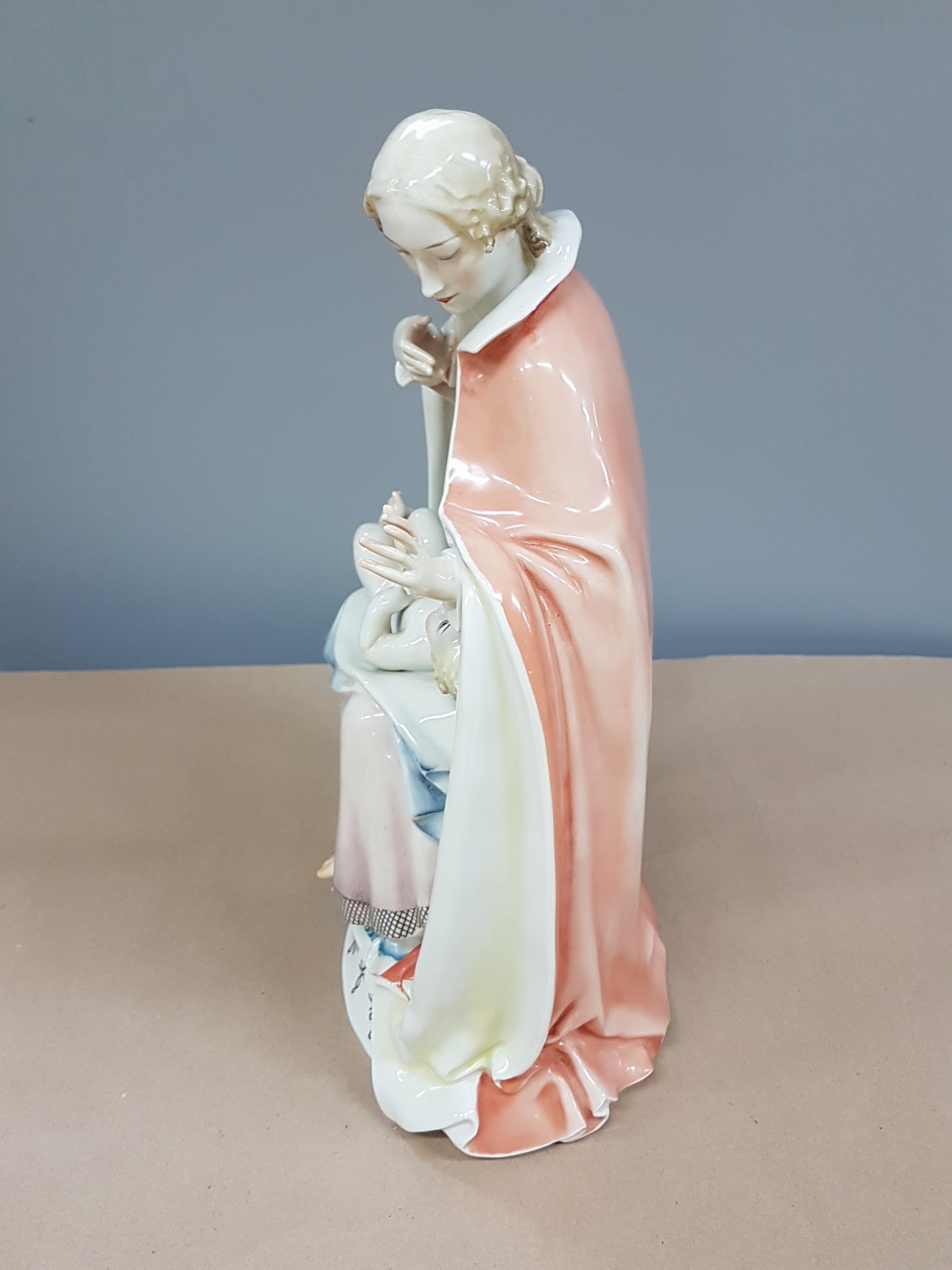 Detail d: Porzellanfigur, Hutschenreuther, Entwurf Prof. Nick, Madonna mit Jesuskind auf dem Schoß, Kunstabteilung, Mitte 20. Jh., bemalt, gut erhaltene ...