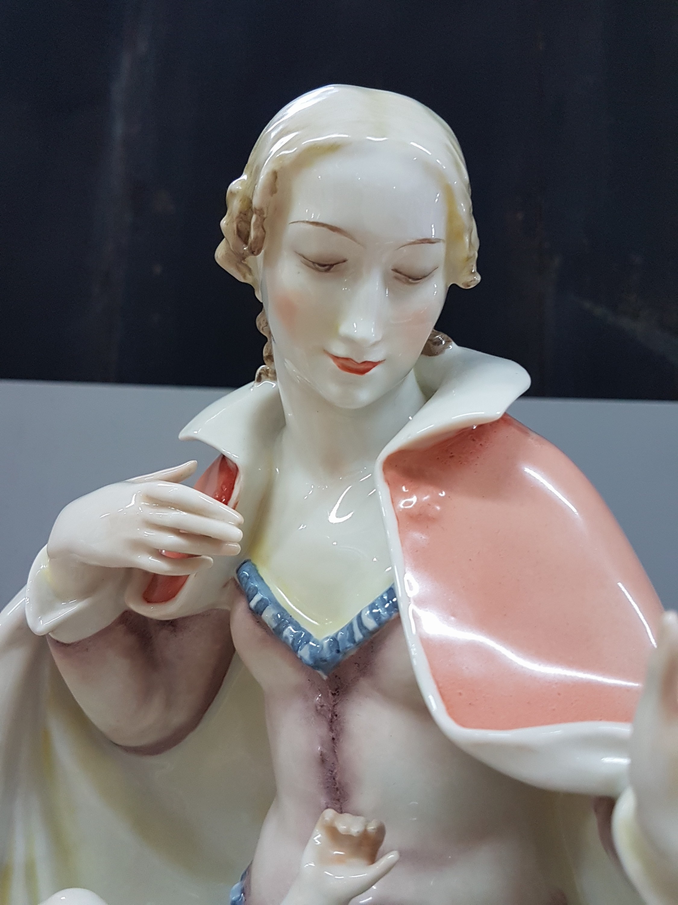 Detail e: Porzellanfigur, Hutschenreuther, Entwurf Prof. Nick, Madonna mit Jesuskind auf dem Schoß, Kunstabteilung, Mitte 20. Jh., bemalt, gut erhaltene ...