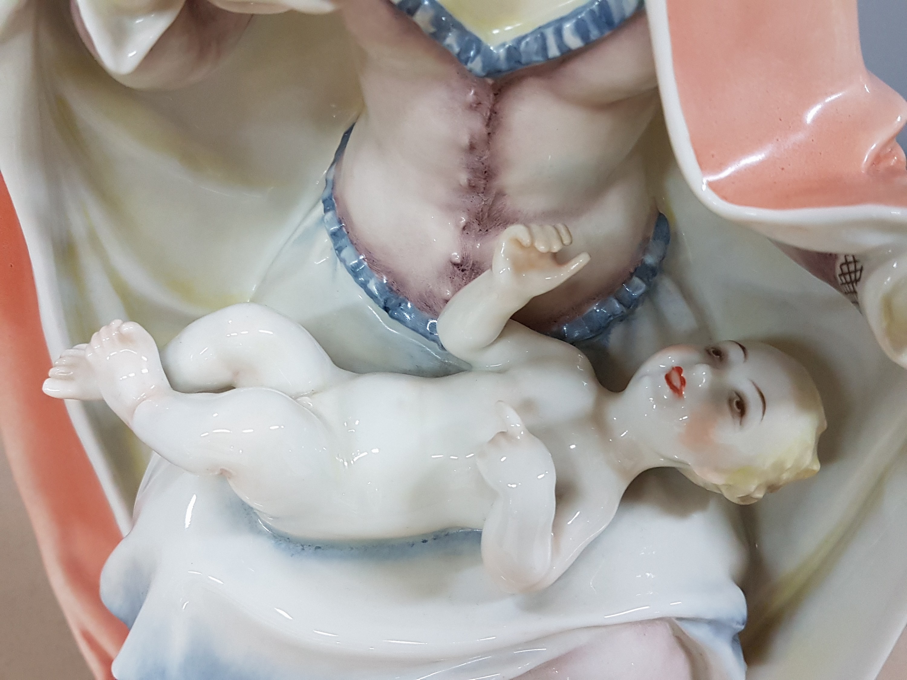 Detail f: Porzellanfigur, Hutschenreuther, Entwurf Prof. Nick, Madonna mit Jesuskind auf dem Schoß, Kunstabteilung, Mitte 20. Jh., bemalt, gut erhaltene ...