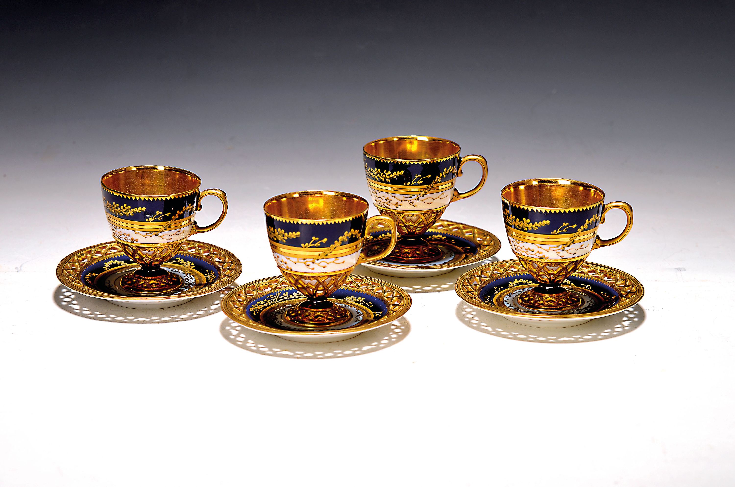 Image 27001931 - 4 Mokkatassen mit Untertassen, Pirkhammer, Böhmen, um 1900/10, Porzellan, partiell ...