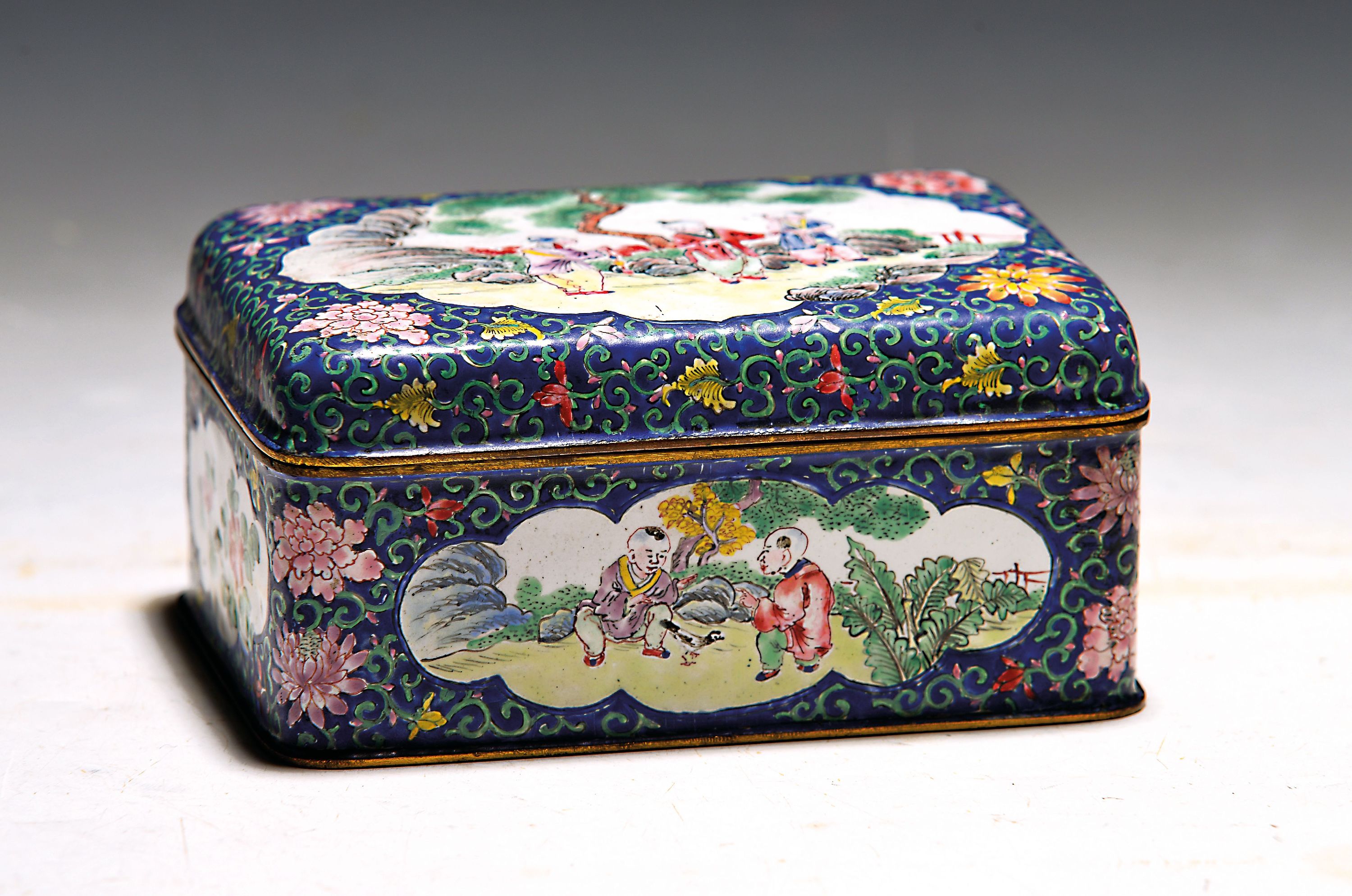 Image 27001956 - Deckeldose, China, 20. Jh., Emailarbeit, 3 figürliche Szenen in Landschaft bemalt, zwei ...