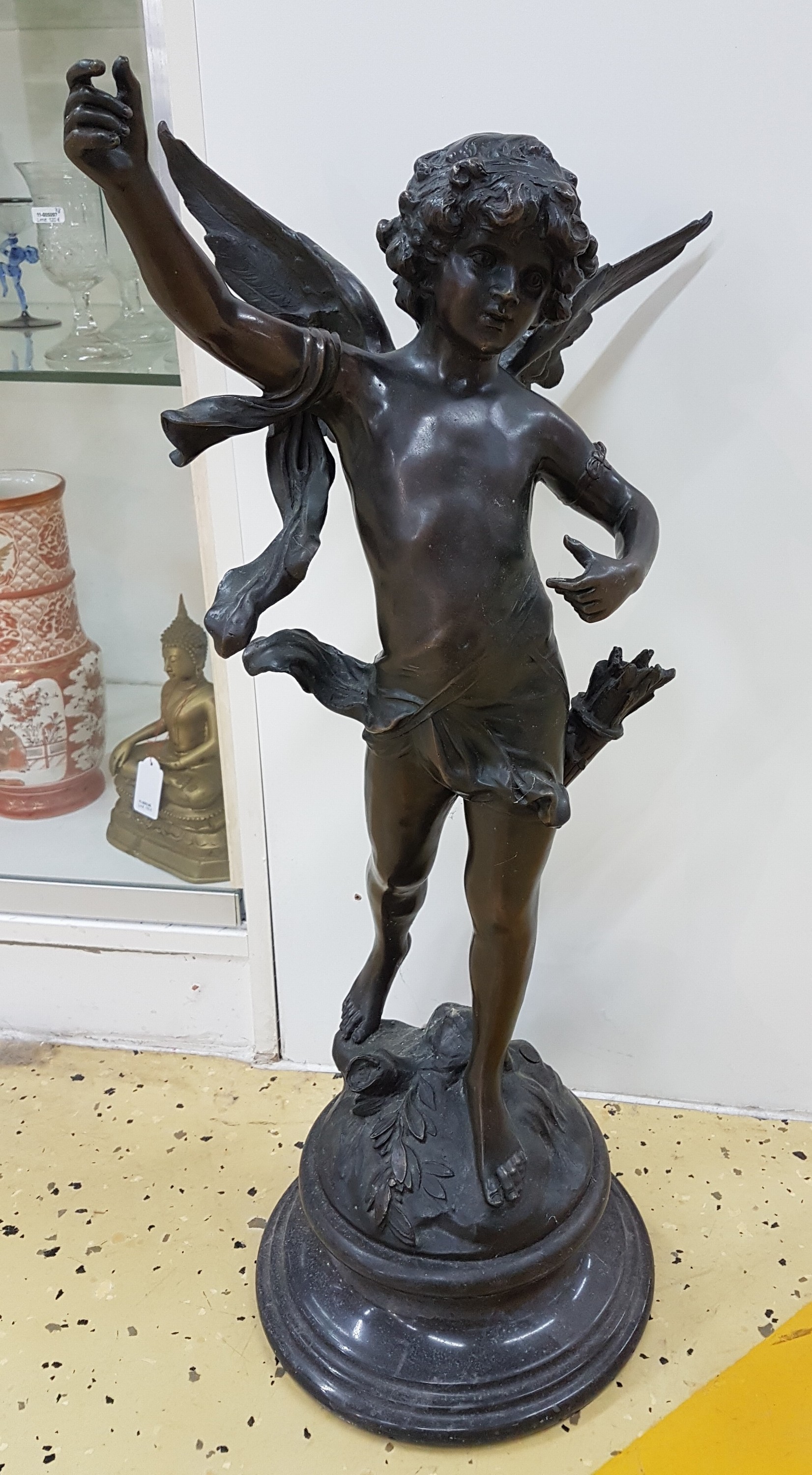 Detail a: Große Figur nach Auguste Moreau, Engel, Galvani, H. mit Sockel ca. 72 cm, profilierter Marmorsockel