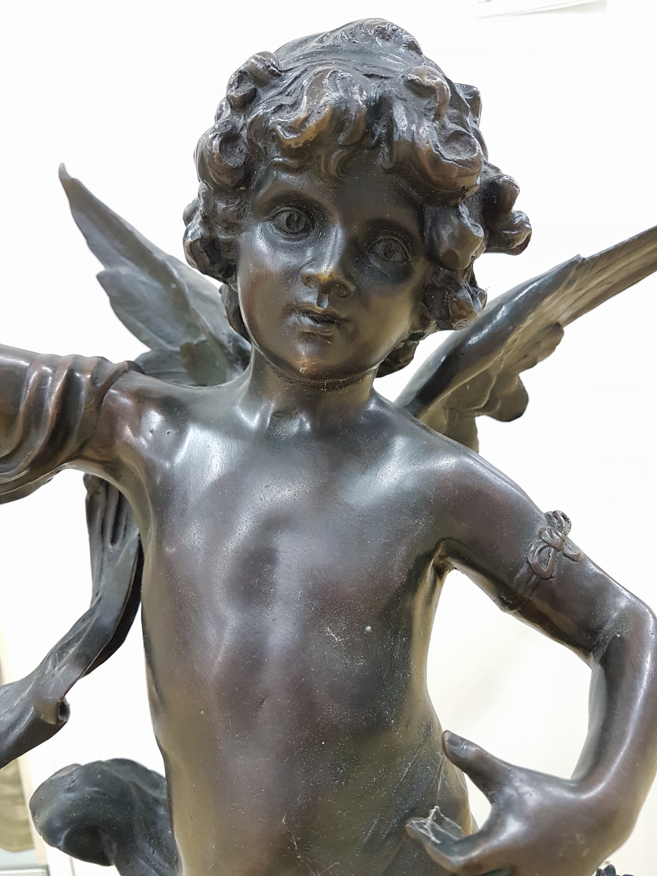 Detail e: Große Figur nach Auguste Moreau, Engel, Galvani, H. mit Sockel ca. 72 cm, profilierter Marmorsockel