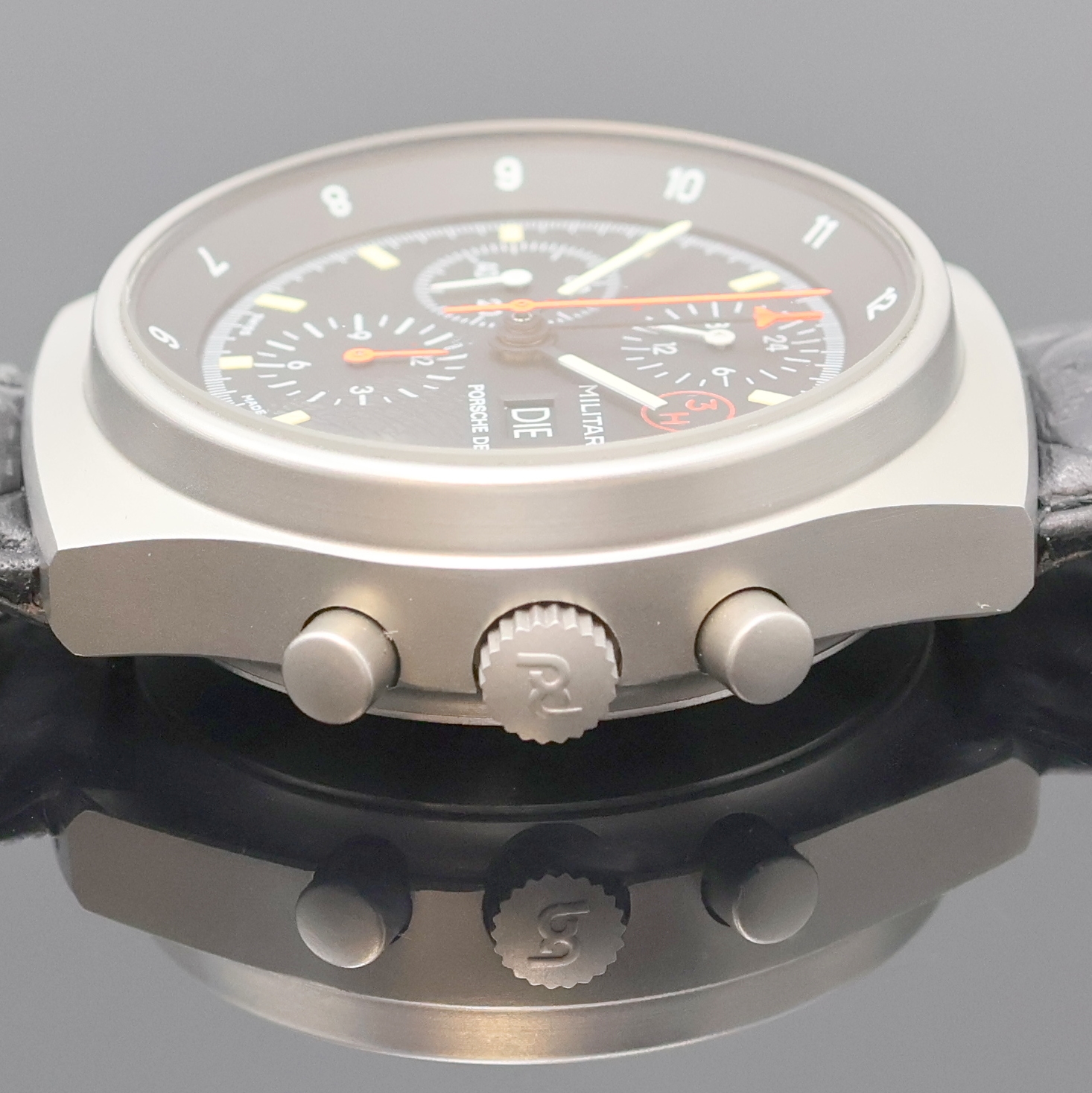 Detail d: PORSCHE DESIGN Military Armbandchronograph Referenz 7177, Schweiz 1980er Jahre, matt. Edelstahlgeh., Boden u. Krone geschr., Saphirflachglas, ...