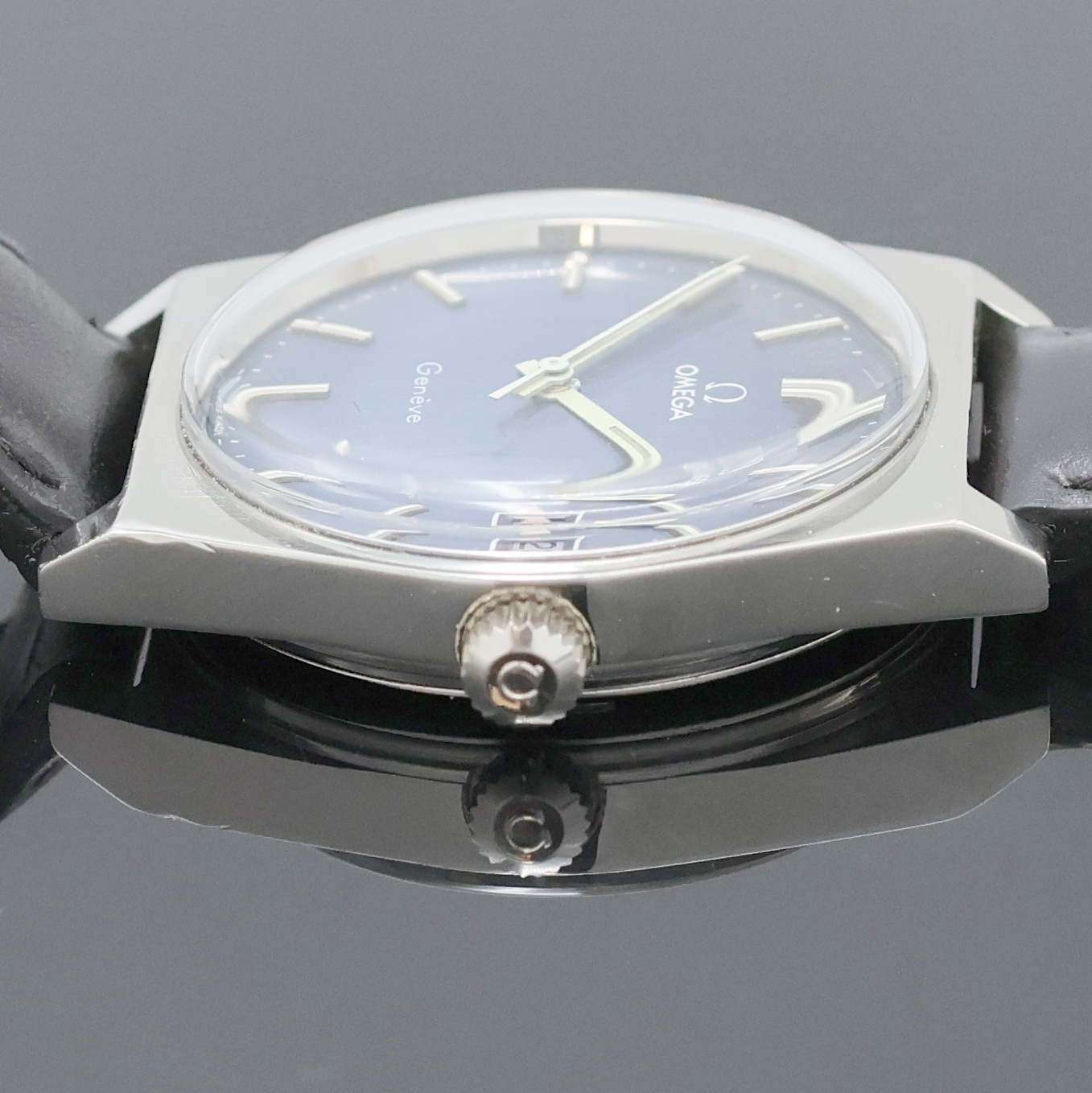 Detail d: OMEGA Geneve Armbanduhr Referenz 1360049, Schweiz um 1972, Handaufzug, Edelstahlgeh., Boden verschr., blaues Zifferbl. m. aufges. silb. Leuchtind., ...