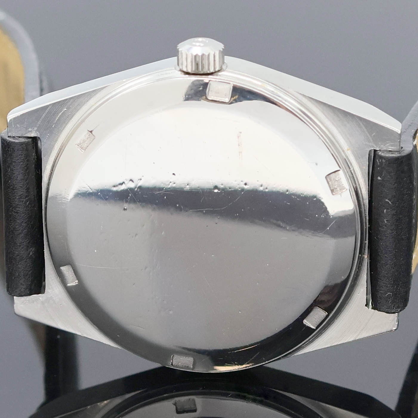 Detail e: OMEGA Geneve Armbanduhr Referenz 1360049, Schweiz um 1972, Handaufzug, Edelstahlgeh., Boden verschr., blaues Zifferbl. m. aufges. silb. Leuchtind., ...