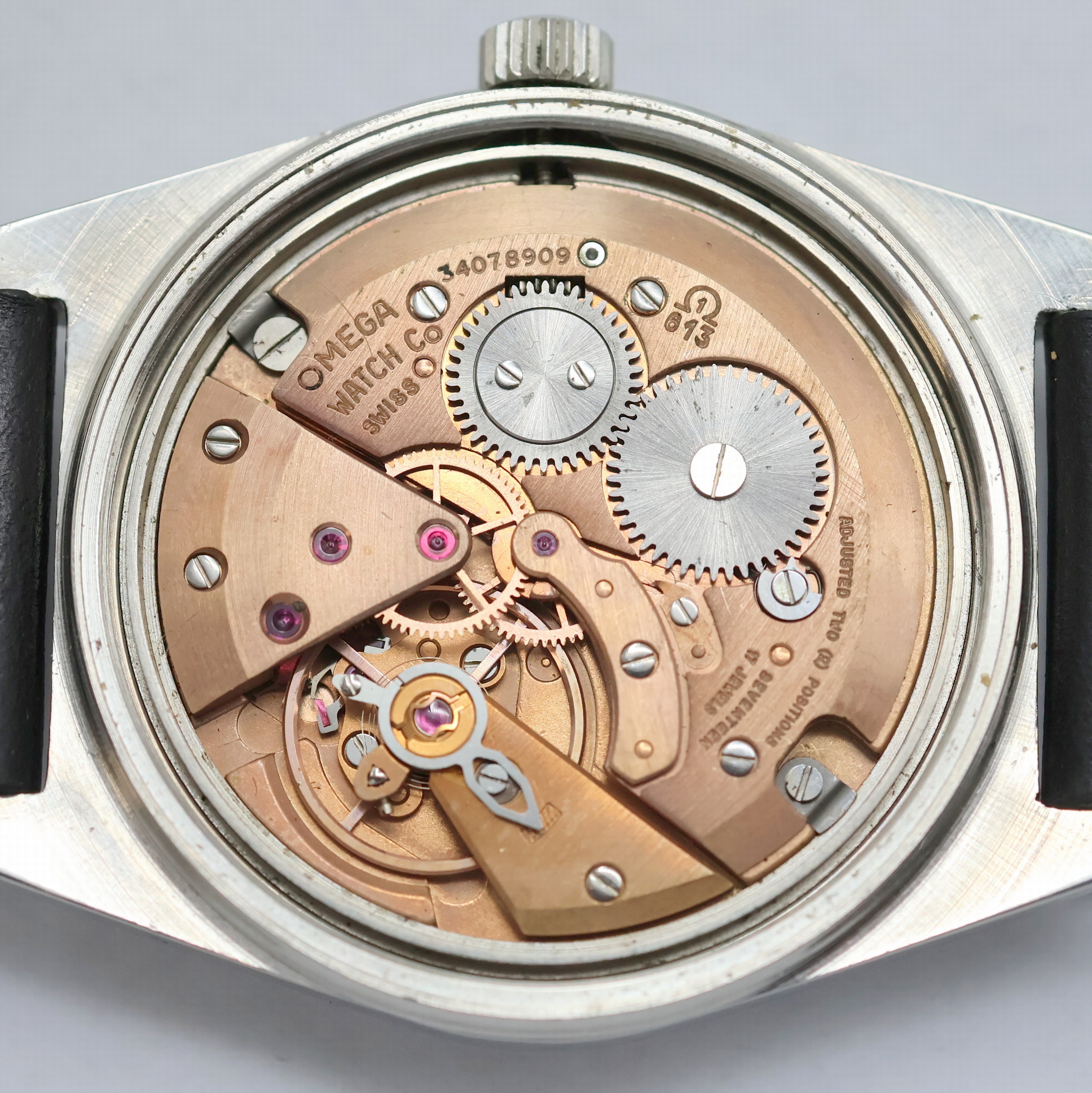 Detail f: OMEGA Geneve Armbanduhr Referenz 1360049, Schweiz um 1972, Handaufzug, Edelstahlgeh., Boden verschr., blaues Zifferbl. m. aufges. silb. Leuchtind., ...
