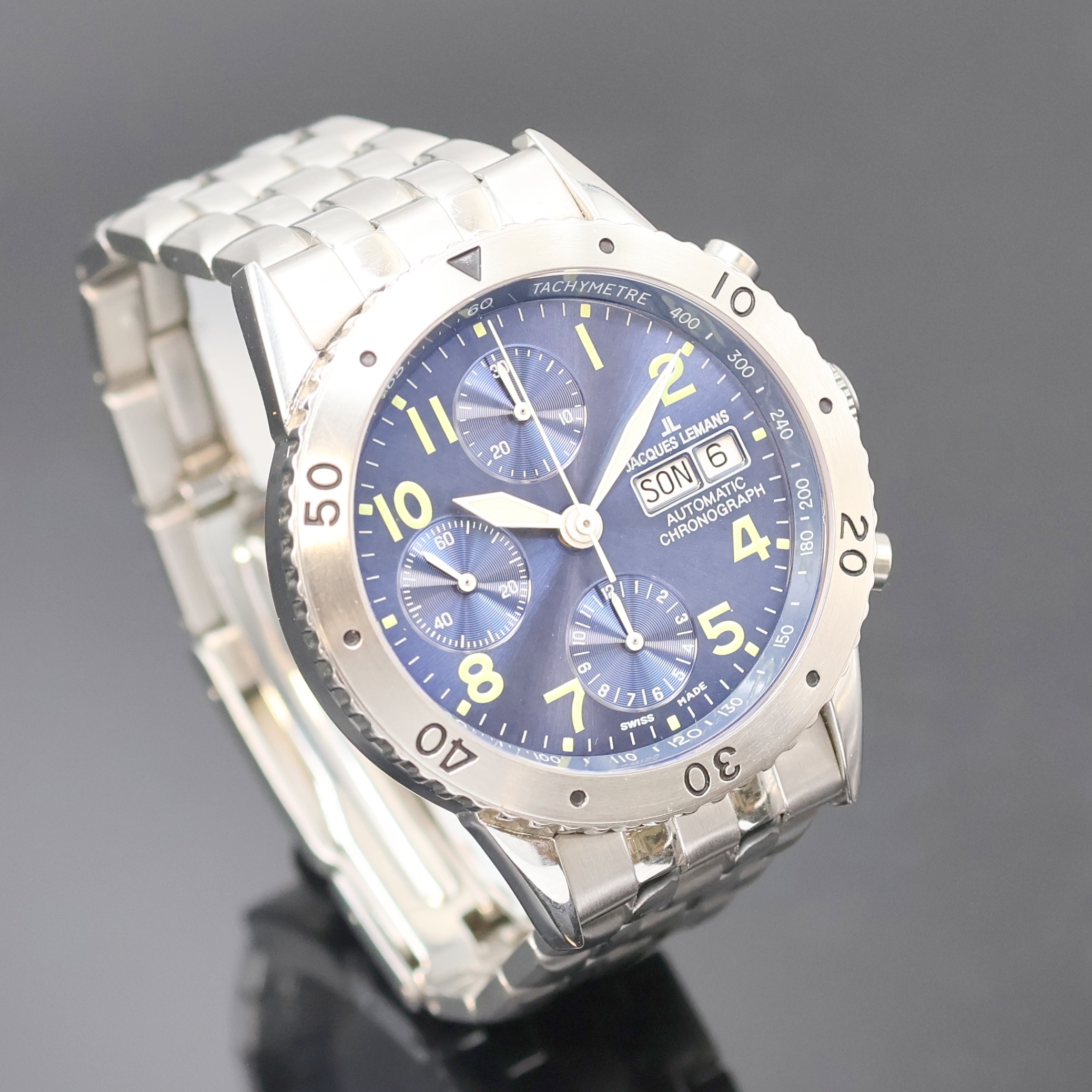 Detail b: JACQUES LEMANS Flieger-Armbandchronograph Referenz 1-789-T, Schweiz um 1995, Automatik, Edelstahlgeh. inkl. orig. Gliederband m. Faltschl., Boden u. ...