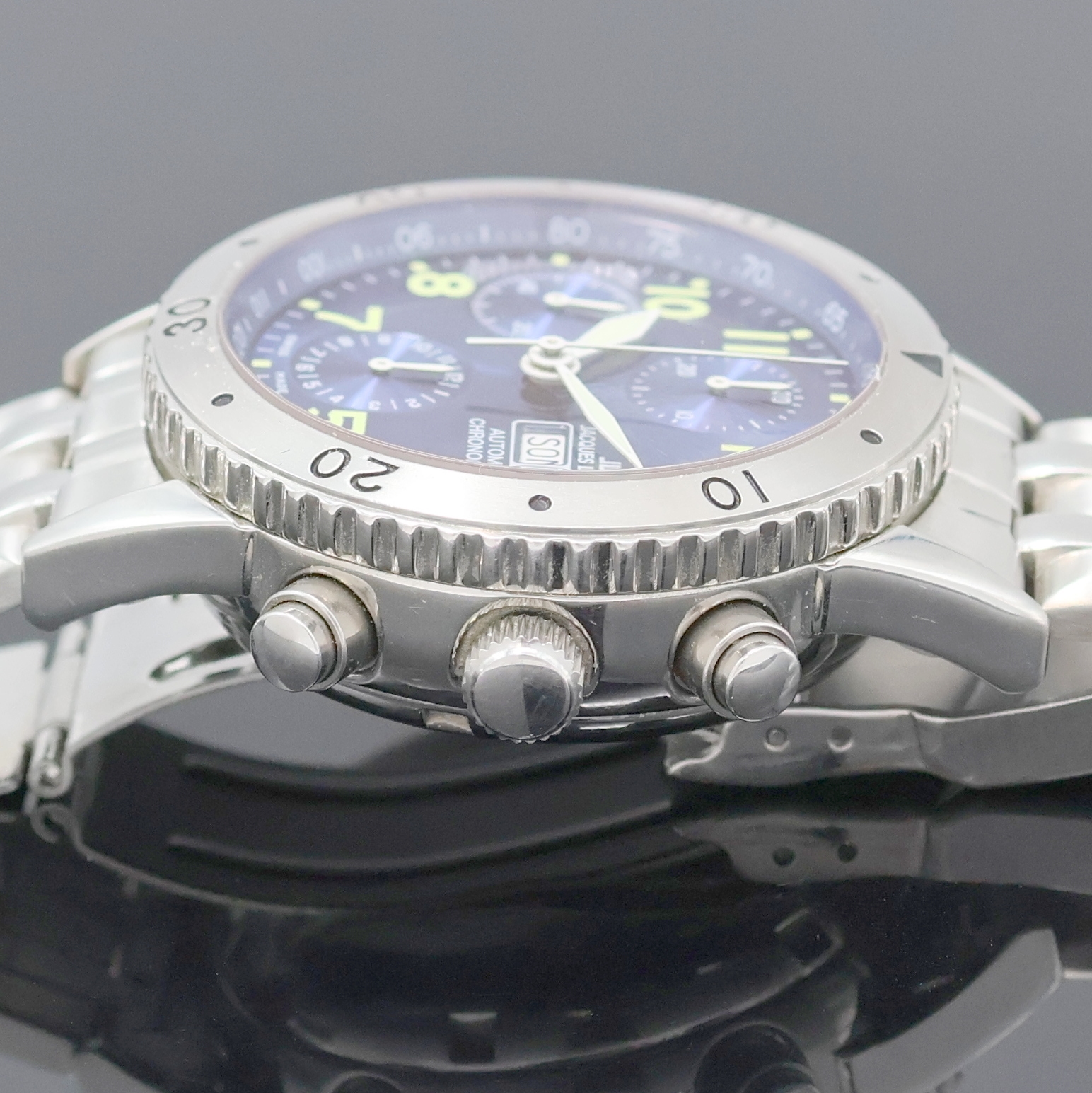 Detail d: JACQUES LEMANS Flieger-Armbandchronograph Referenz 1-789-T, Schweiz um 1995, Automatik, Edelstahlgeh. inkl. orig. Gliederband m. Faltschl., Boden u. ...