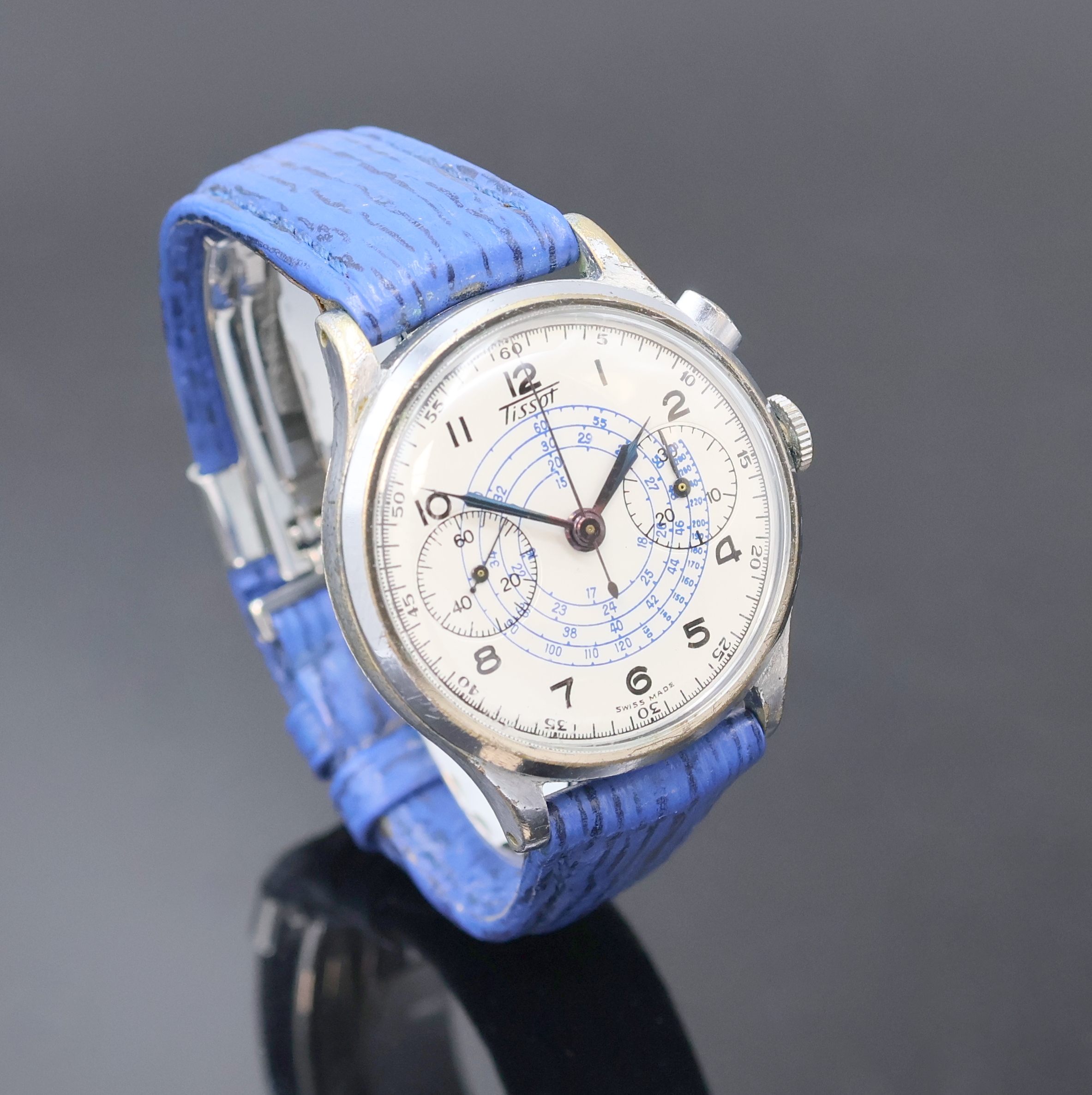 Detail b: TISSOT verchromter Armbandchronograph, Schweiz um 1940, Handaufzug, Stahlboden aufgedr., silb. Zifferbl. rest., orig. gebl. Zeiger, arab. Zahlen, 30 ...