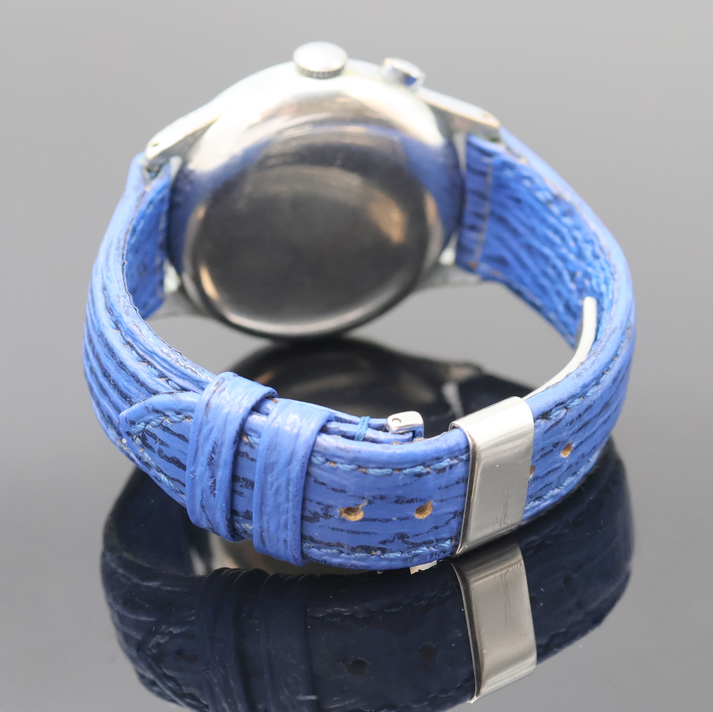 Detail c: TISSOT verchromter Armbandchronograph, Schweiz um 1940, Handaufzug, Stahlboden aufgedr., silb. Zifferbl. rest., orig. gebl. Zeiger, arab. Zahlen, 30 ...