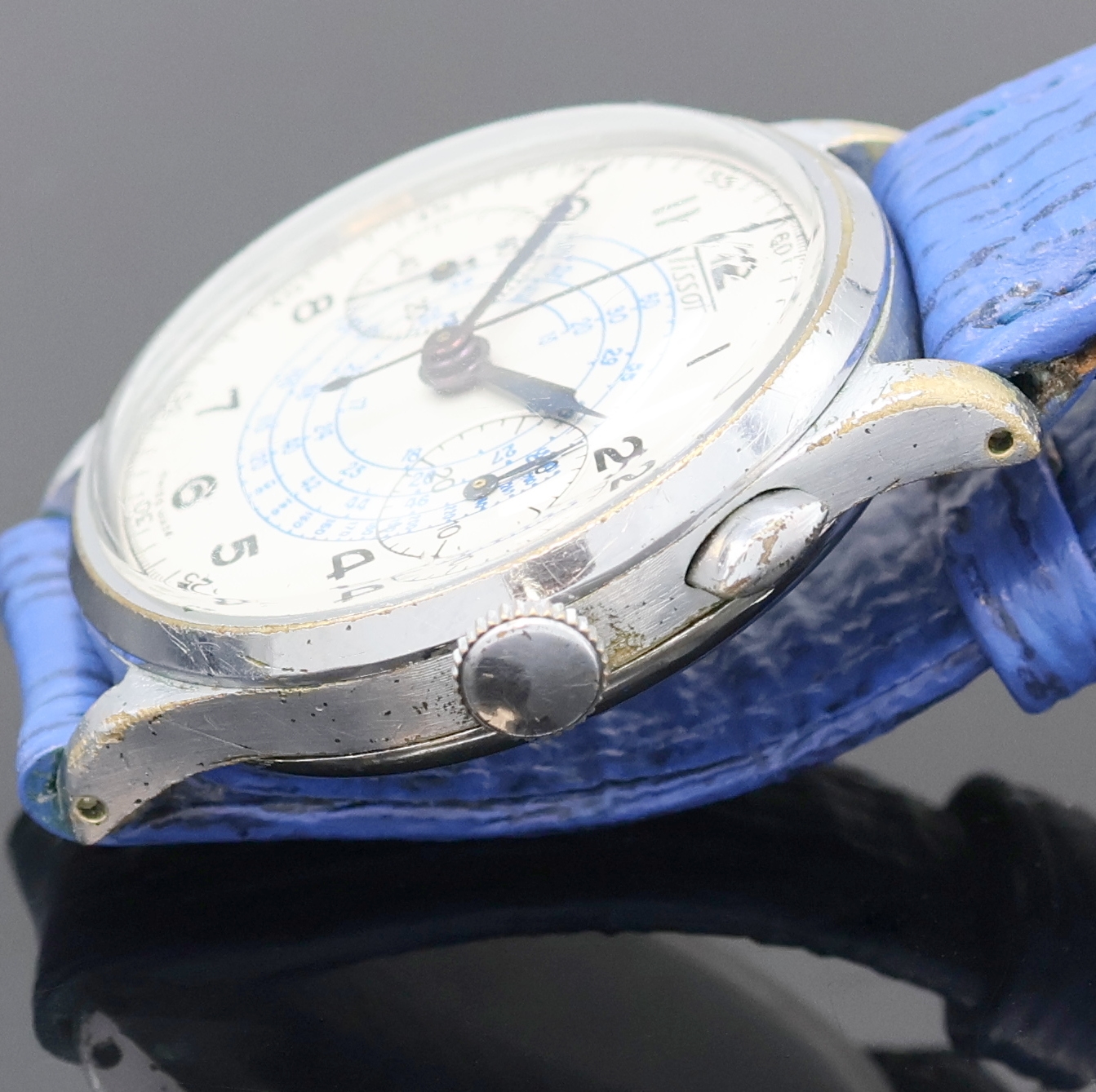 Detail d: TISSOT verchromter Armbandchronograph, Schweiz um 1940, Handaufzug, Stahlboden aufgedr., silb. Zifferbl. rest., orig. gebl. Zeiger, arab. Zahlen, 30 ...