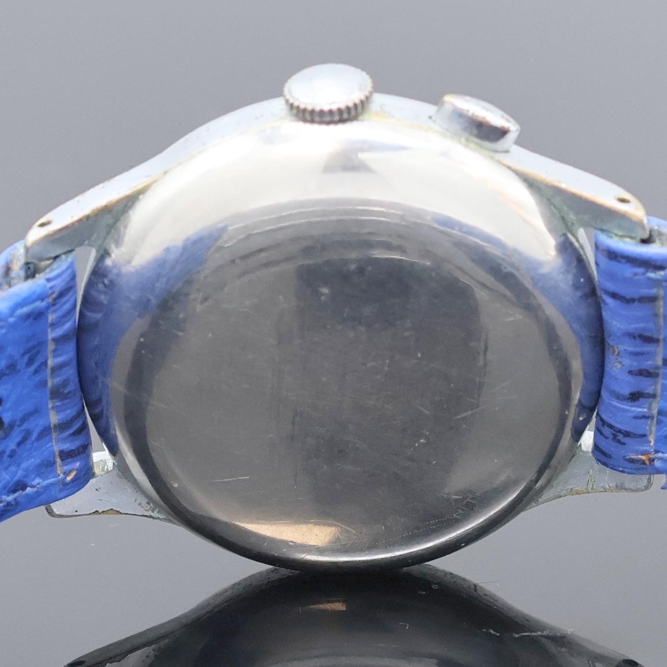 Detail e: TISSOT verchromter Armbandchronograph, Schweiz um 1940, Handaufzug, Stahlboden aufgedr., silb. Zifferbl. rest., orig. gebl. Zeiger, arab. Zahlen, 30 ...