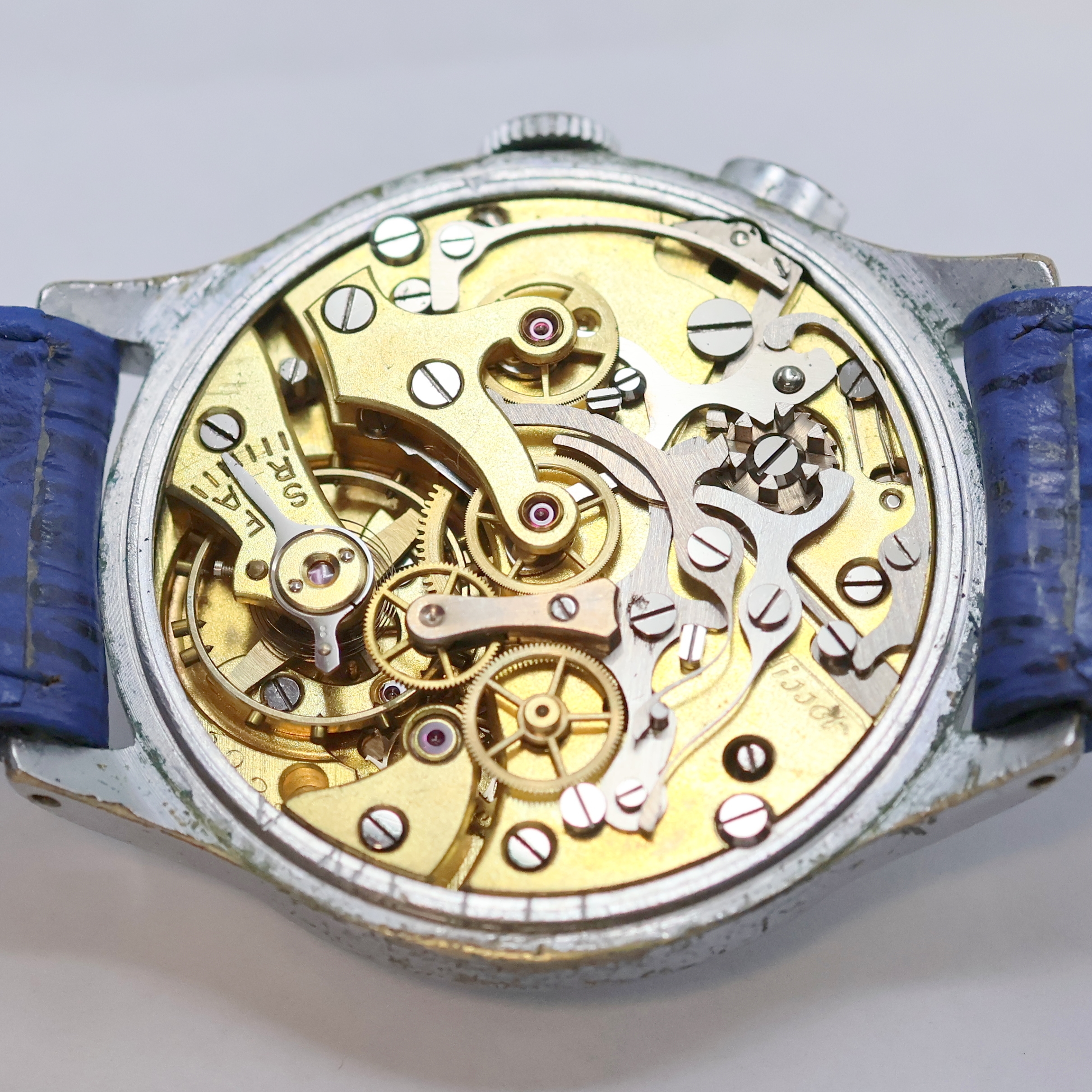 Detail f: TISSOT verchromter Armbandchronograph, Schweiz um 1940, Handaufzug, Stahlboden aufgedr., silb. Zifferbl. rest., orig. gebl. Zeiger, arab. Zahlen, 30 ...