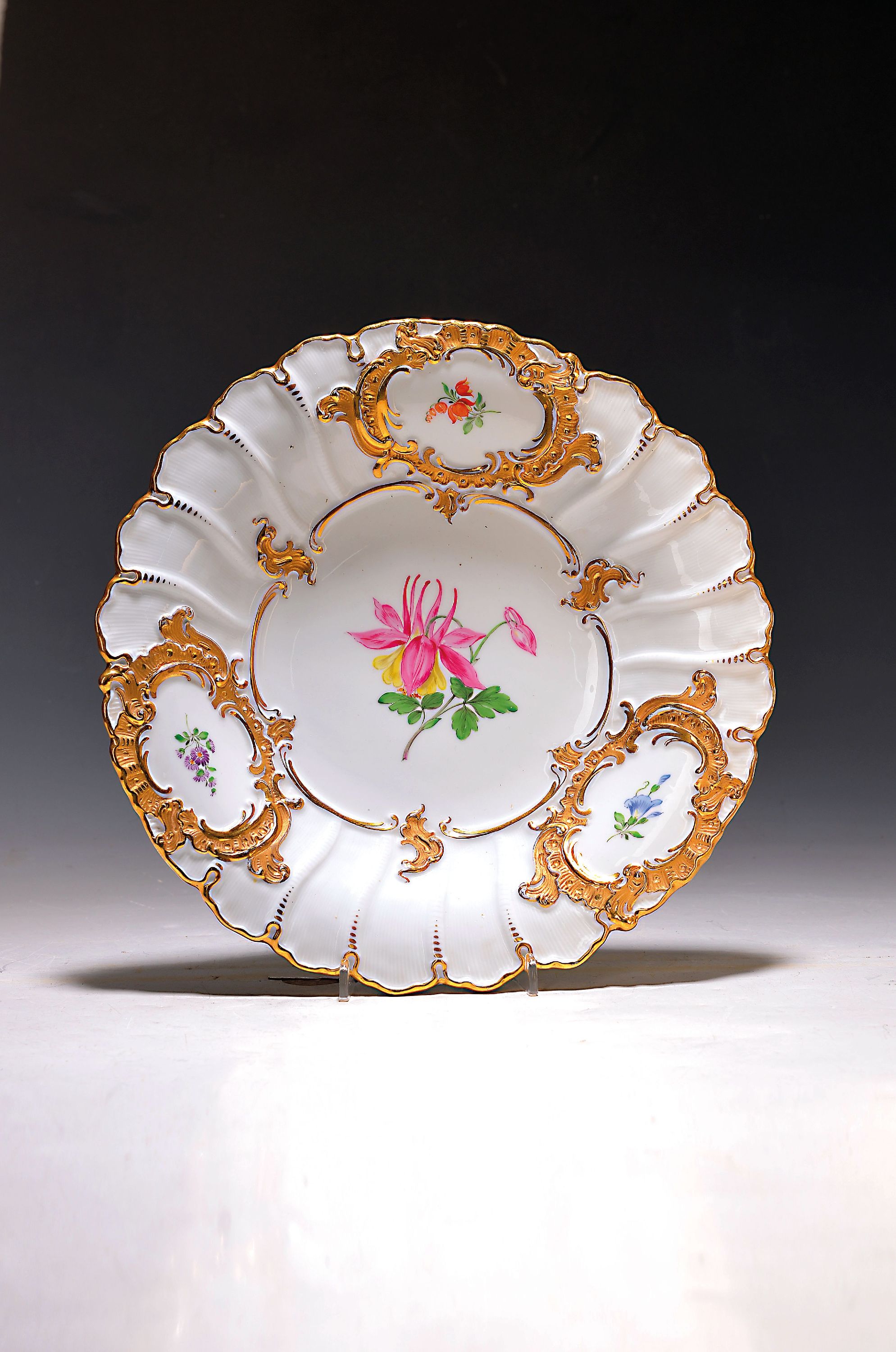 Image 27002207 - Prunkteller, Meissen, Pfeifferzeit, 2.Wahl, Porzellan, Reliefzierrat, Goldstaffage, ...