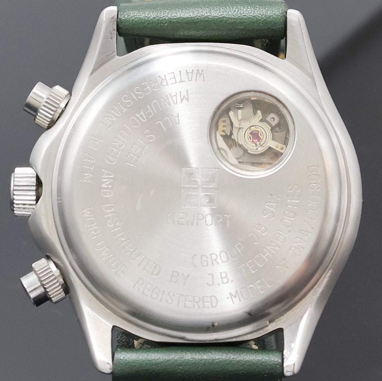 Detail d: GIVENCHY Armbandchronograph Modell Newport, Schweiz 1990er Jahre, Automatik, Edelstahlgeh., Boden m. Sichtfenster aufgedr., Lünette m. 60er Teilung ...