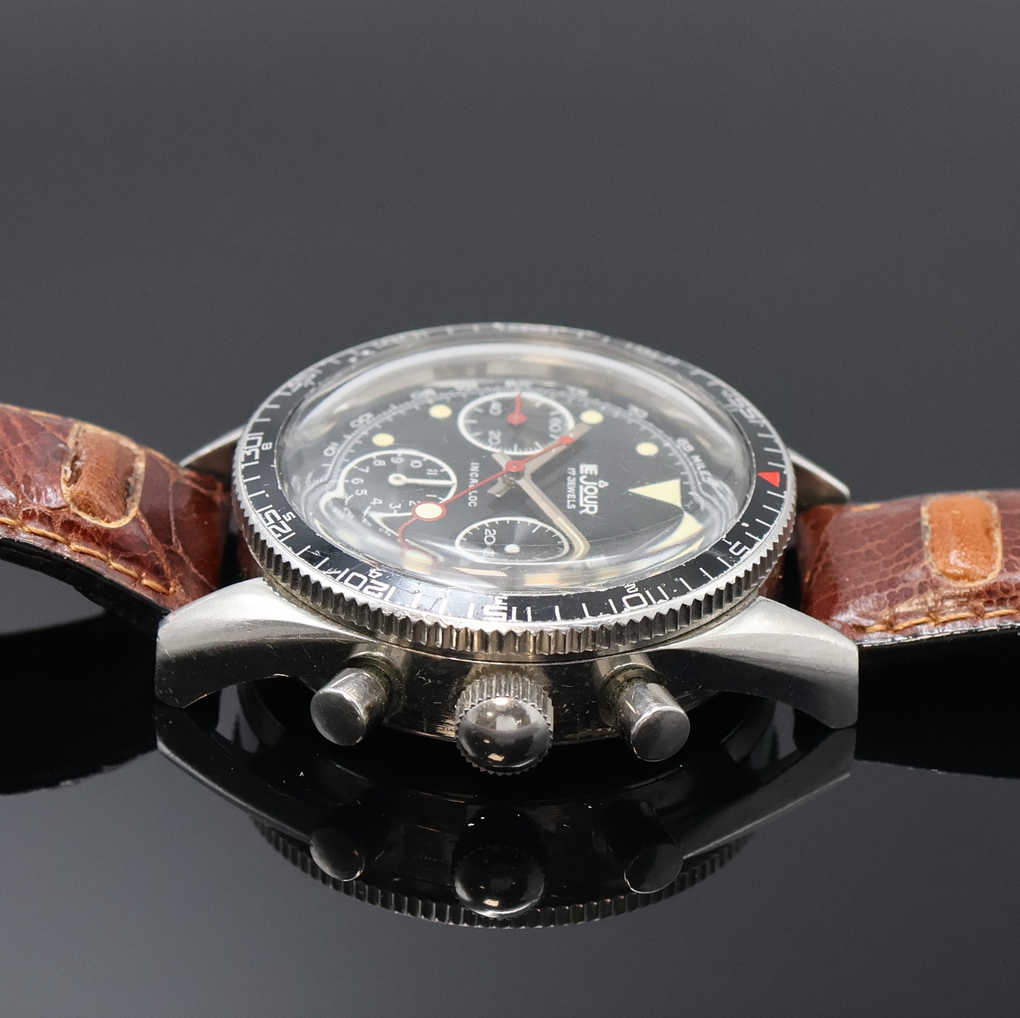 Detail b: LE JOUR Armbandchronograph in Stahl, Schweiz um 1970, Handaufzug, Boden verschr., Lünette m. 60er Teilung beids. drehb., schwarzes Zifferbl. m. ...