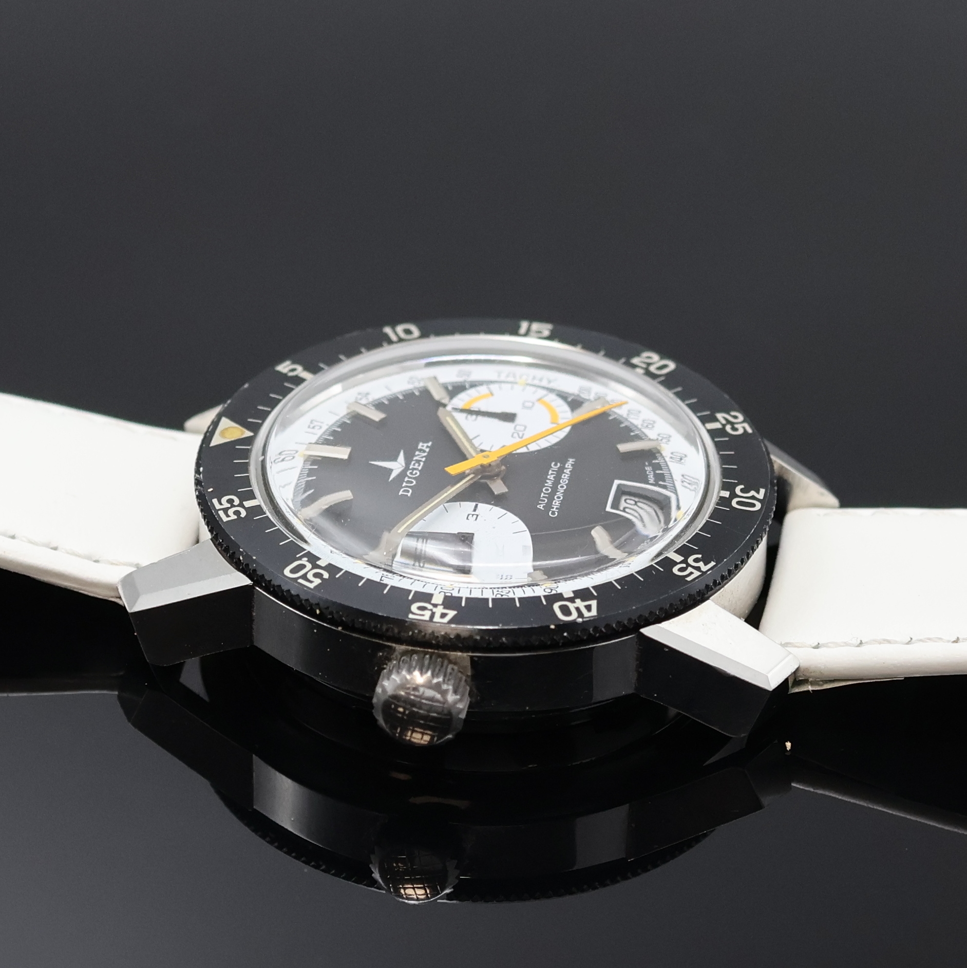 Detail b: DUGENA Armbandchronograph Referenz 524150, Schweiz um 1970, Automatik, Edelstahlgeh., Boden verschr., Lünette m. 60er teil. beids. drehb., schwarzes ...