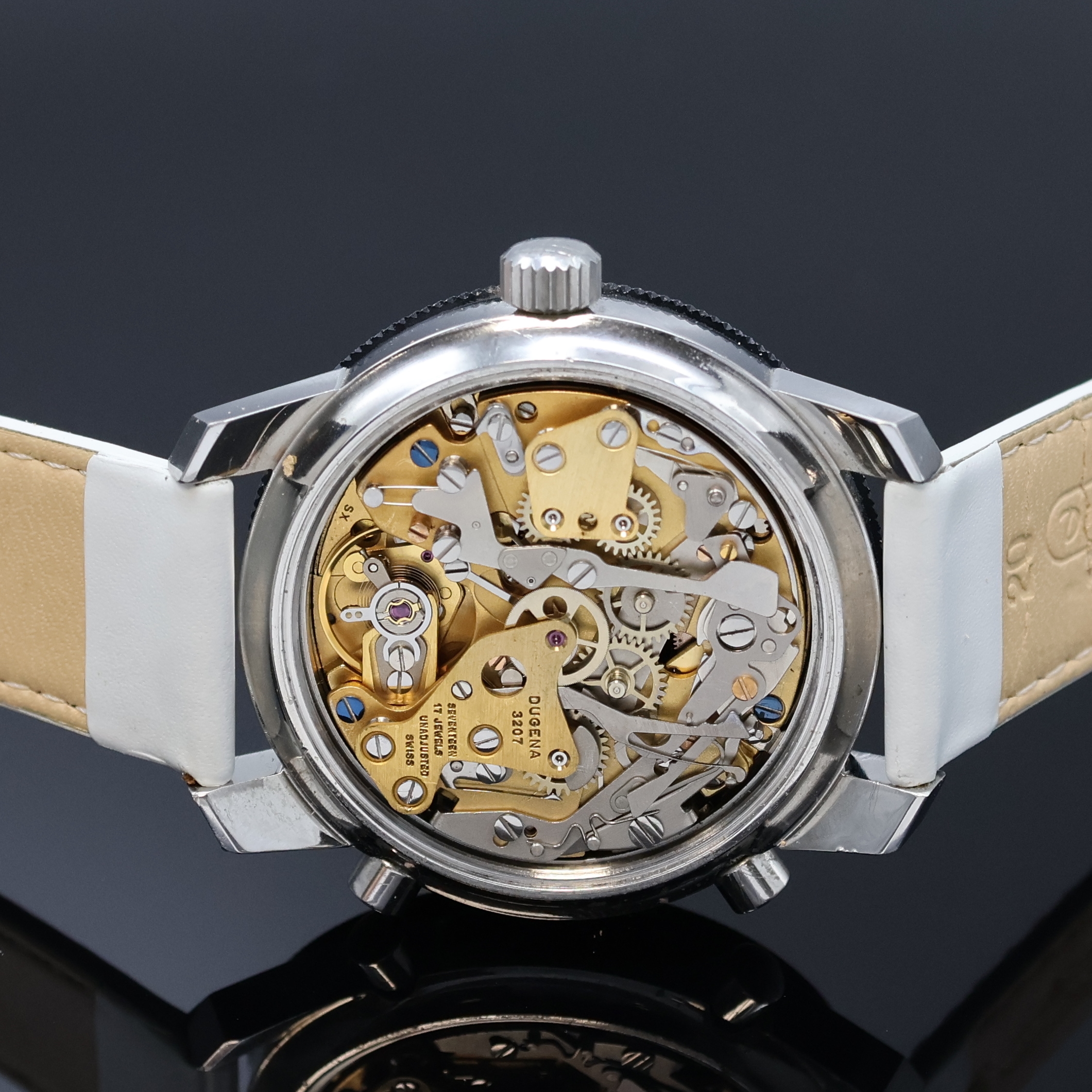 Detail d: DUGENA Armbandchronograph Referenz 524150, Schweiz um 1970, Automatik, Edelstahlgeh., Boden verschr., Lünette m. 60er teil. beids. drehb., schwarzes ...