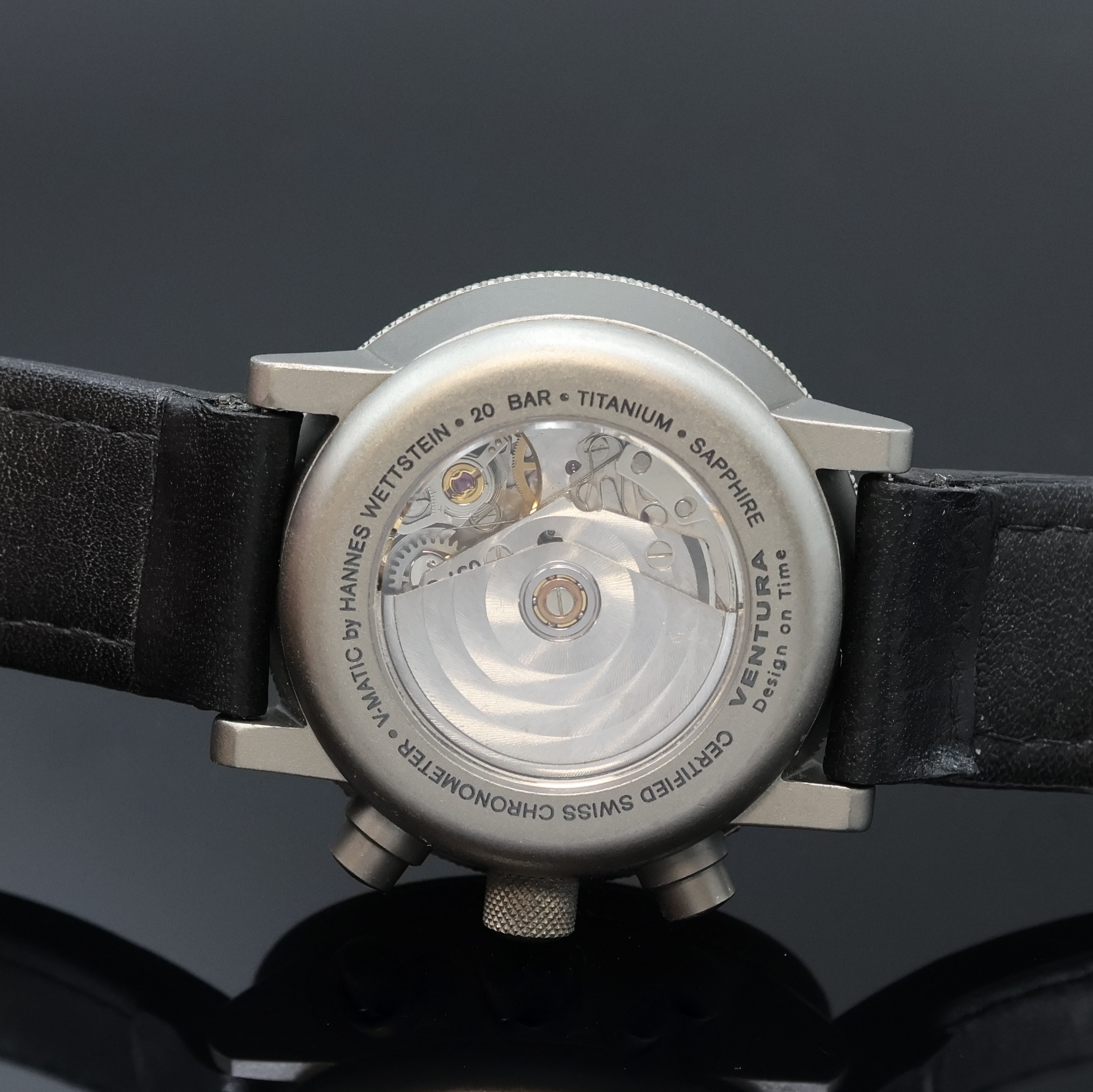 Detail d: VENTURA Armbandchronograph V-Matic Design Hannes Wettstein, Schweiz um 1995, Automatik, Chronometer in Titan beids. vergl., Boden aufgedr., Krone ...