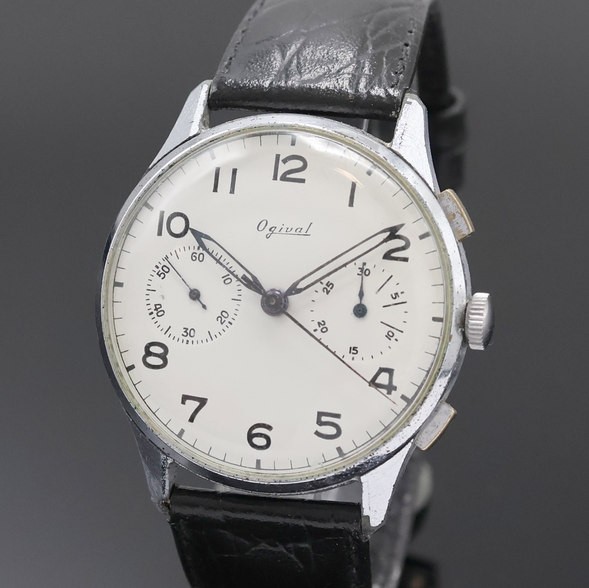 Detail a: Schaltradchronograph bezeichnet Ogival Kaliber Valjoux 22, Schweiz um 1940, Handaufzug, verchr. Geh., Boden gedr., silb. Zifferbl. rest., arab. ...
