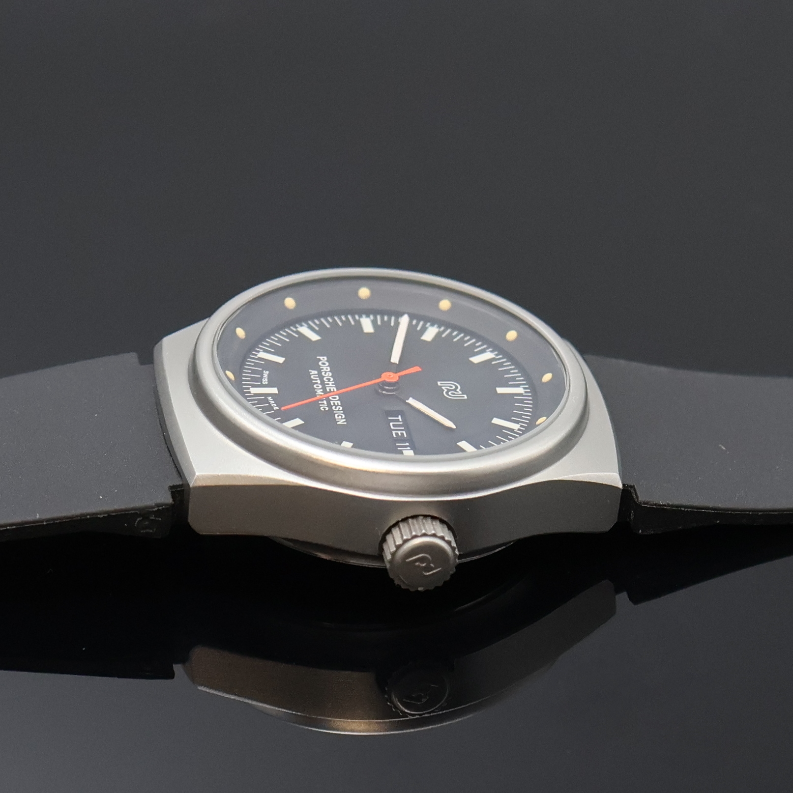 Detail b: PORSCHE DESIGN Damenarmbanduhr Referenz 7050S, Schweiz um 1990, Automatik, matt. Geh., Boden u. Krone verschr., schwarzes Zifferbl., Leuchtzeiger, ...