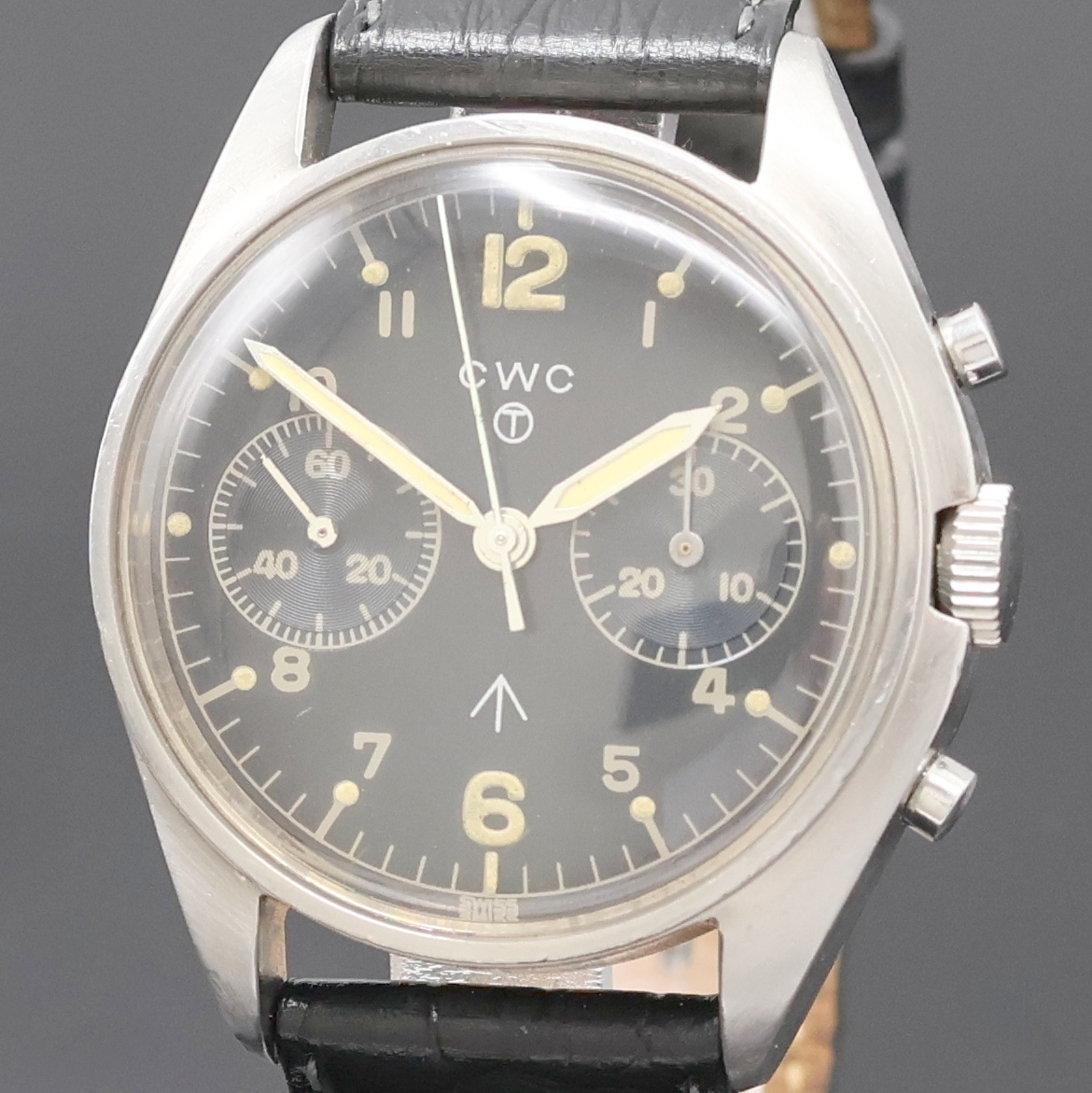 Detail a: CWC Militärischer Armbandchronograph für die Britische Royal Navy, Schweiz um 1980, Handaufzug, Edelstahlgeh., Boden m. Versorgungsnummer u. Broad ...