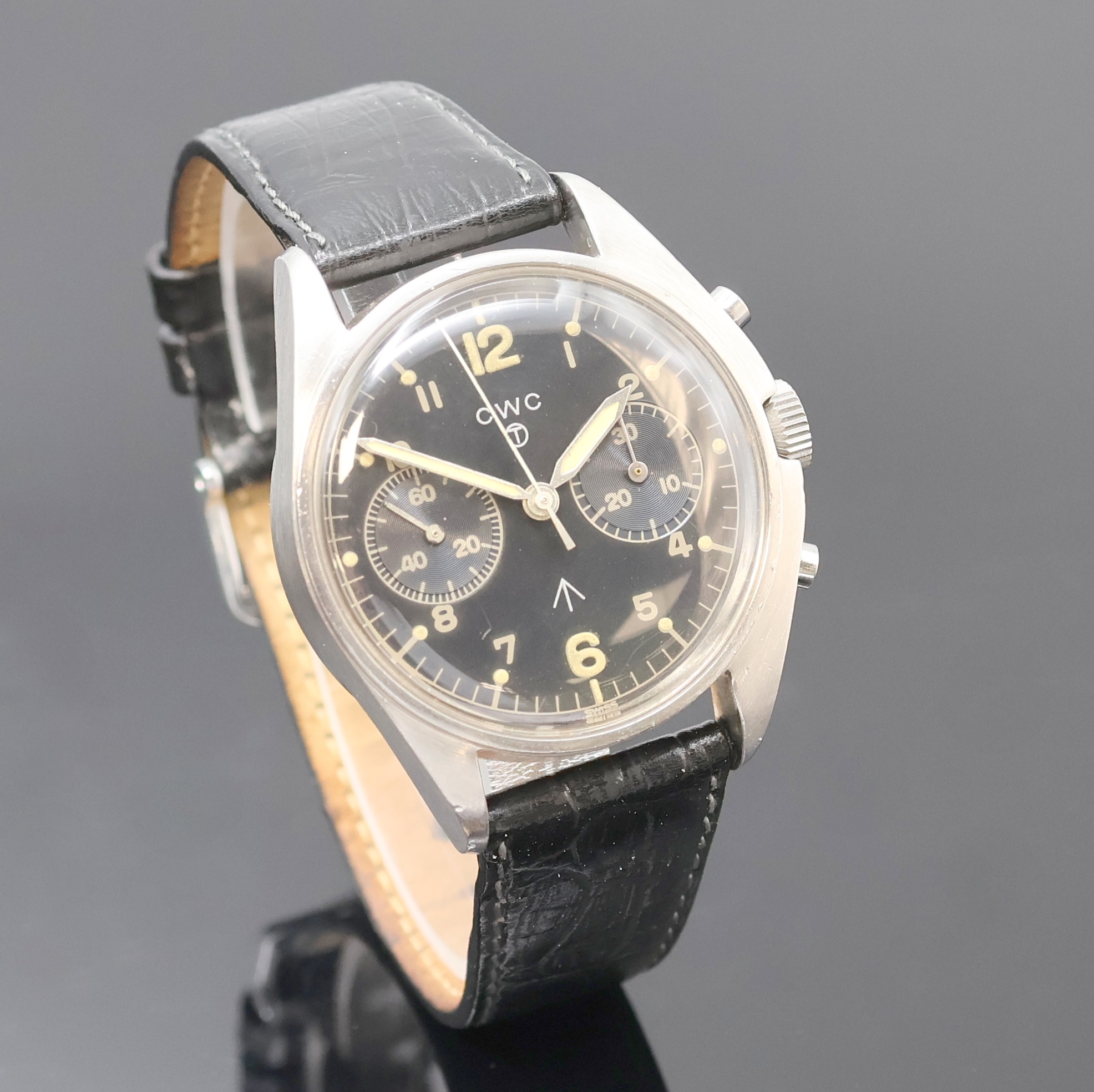 Detail b: CWC Militärischer Armbandchronograph für die Britische Royal Navy, Schweiz um 1980, Handaufzug, Edelstahlgeh., Boden m. Versorgungsnummer u. Broad ...