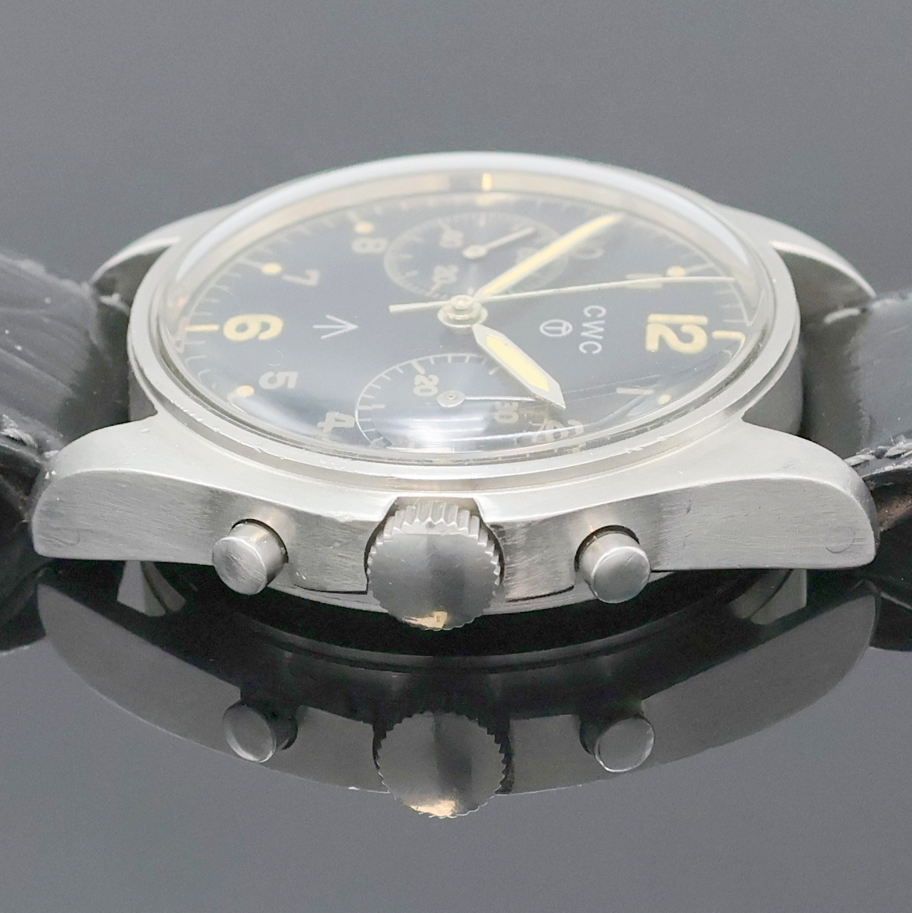 Detail d: CWC Militärischer Armbandchronograph für die Britische Royal Navy, Schweiz um 1980, Handaufzug, Edelstahlgeh., Boden m. Versorgungsnummer u. Broad ...