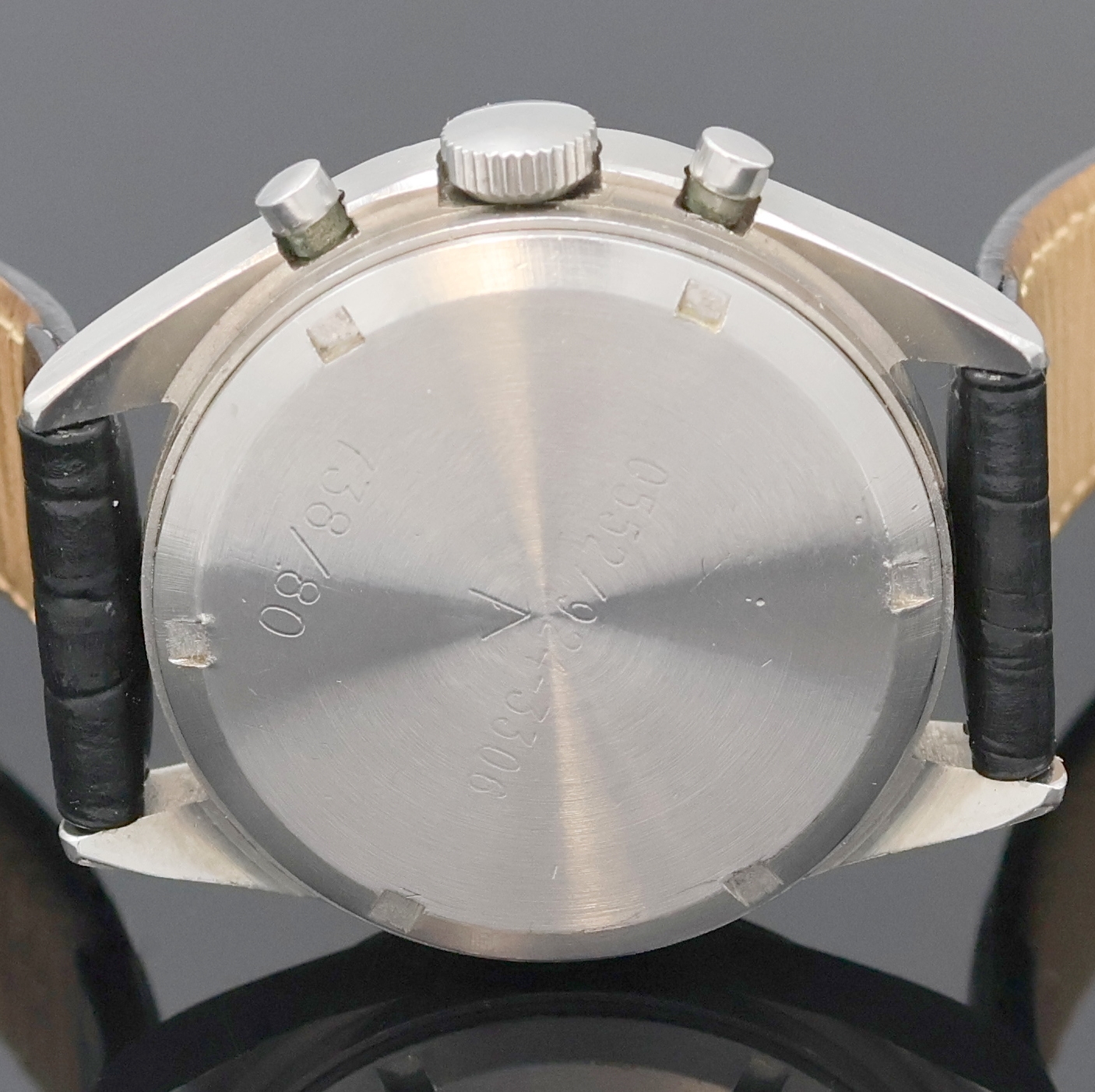 Detail e: CWC Militärischer Armbandchronograph für die Britische Royal Navy, Schweiz um 1980, Handaufzug, Edelstahlgeh., Boden m. Versorgungsnummer u. Broad ...