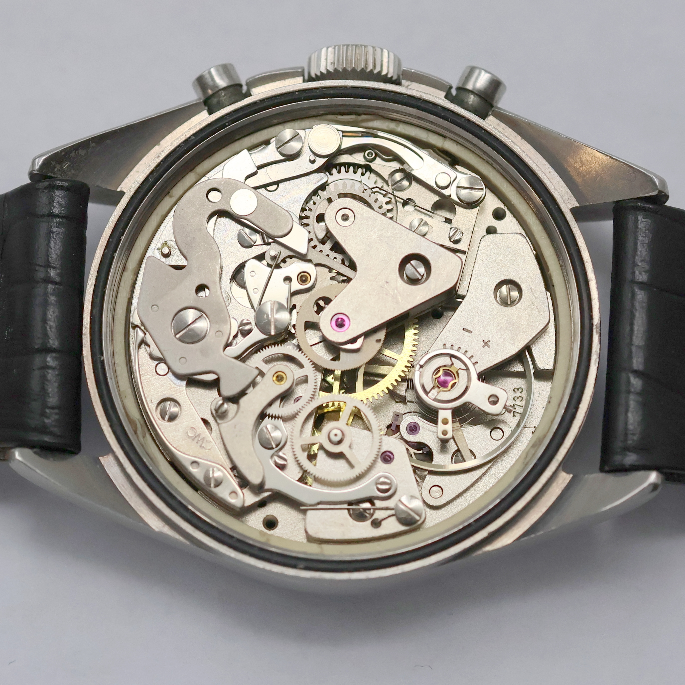 Detail f: CWC Militärischer Armbandchronograph für die Britische Royal Navy, Schweiz um 1980, Handaufzug, Edelstahlgeh., Boden m. Versorgungsnummer u. Broad ...