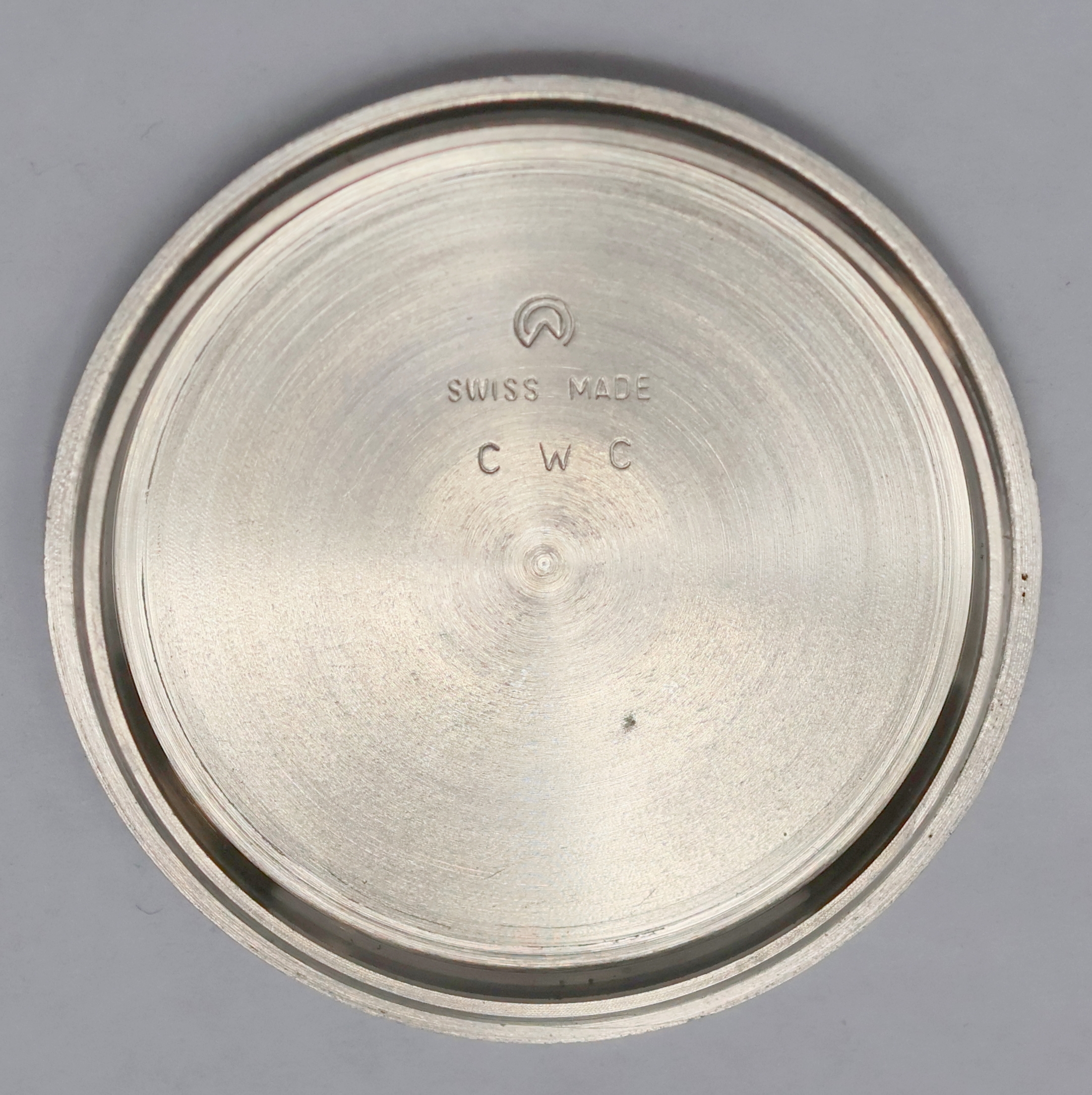 Detail g: CWC Militärischer Armbandchronograph für die Britische Royal Navy, Schweiz um 1980, Handaufzug, Edelstahlgeh., Boden m. Versorgungsnummer u. Broad ...