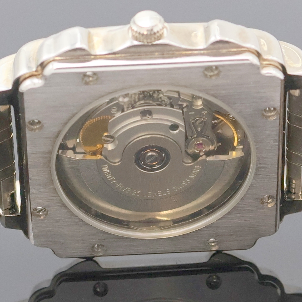 Detail e: ZENO De Luxe Herrenarmbanduhr in Stahl, Schweiz um 1995, Automatik, beids. vergl. Geh., Krone verschr., Boden 8-fach verschr., neutr. Gliederband m. ...